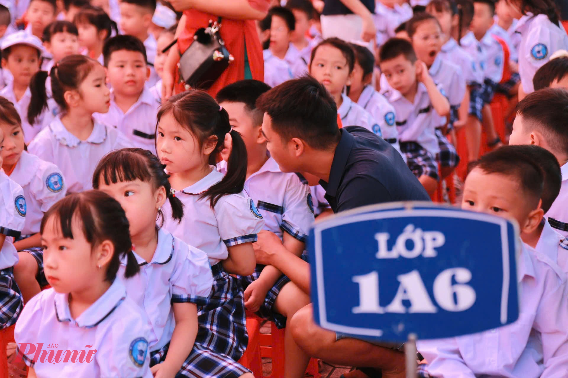 Ng&agrave;y đầu đến lớp 1, nhiều em nhỏ tỏ ra bỡ ngỡ, l&agrave;m nũng bố mẹ v&igrave; chưa quen m&ocirc;i trường mới. V&igrave; vậy, c&aacute;c bậc phụ huynh phải li&ecirc;n tục &ocirc;m, h&ocirc;n để vỗ về c&aacute;c con trong h&agrave;nh tr&igrave;nh t&igrave;m kiếm tri thức.