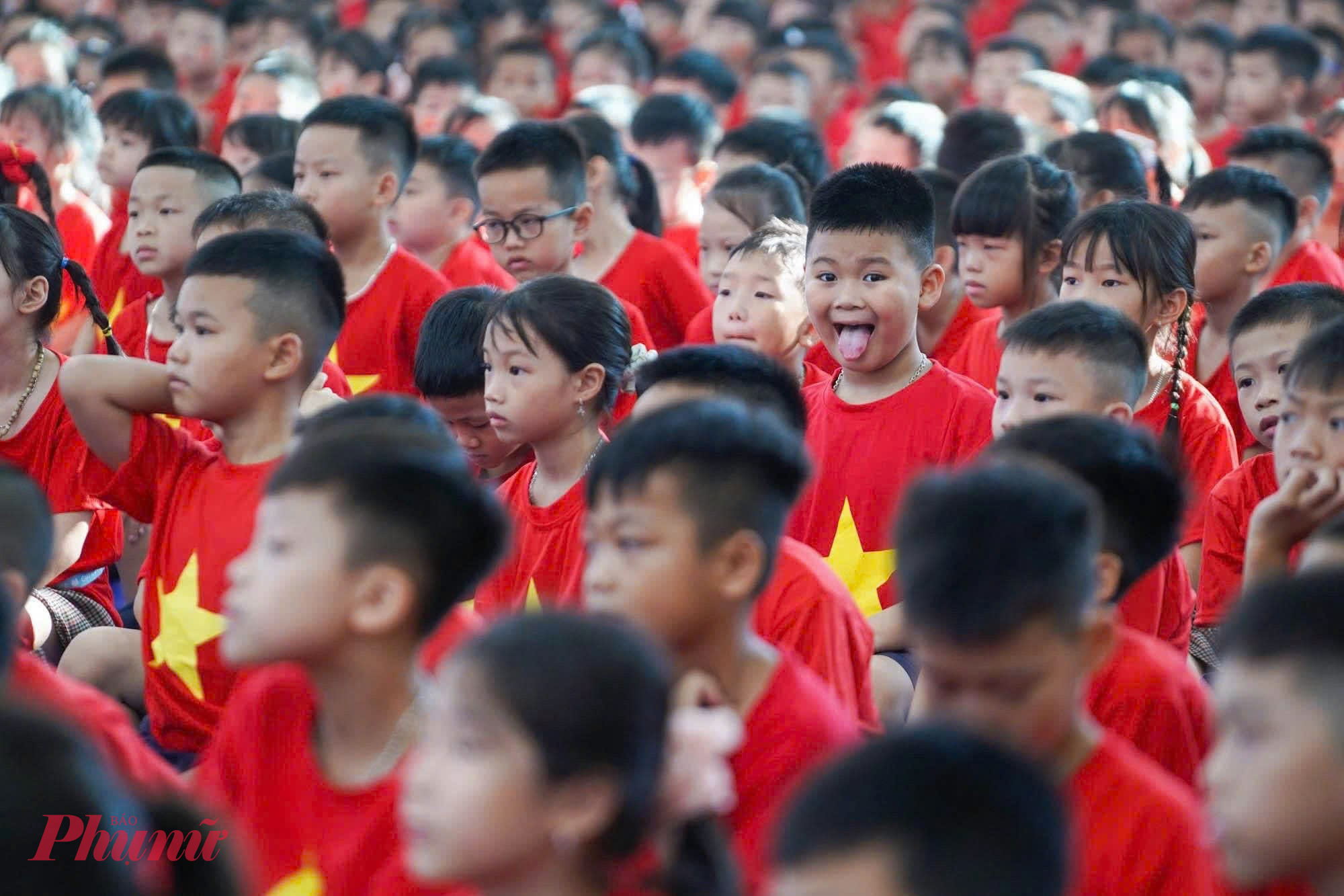 , những người bạn mới v&agrave; thầy c&ocirc; sẽ gi&uacute;p c&aacute;c em nhanh ch&oacute;ng h&ograve;a nhập v&agrave;o m&ocirc;i trường mới 