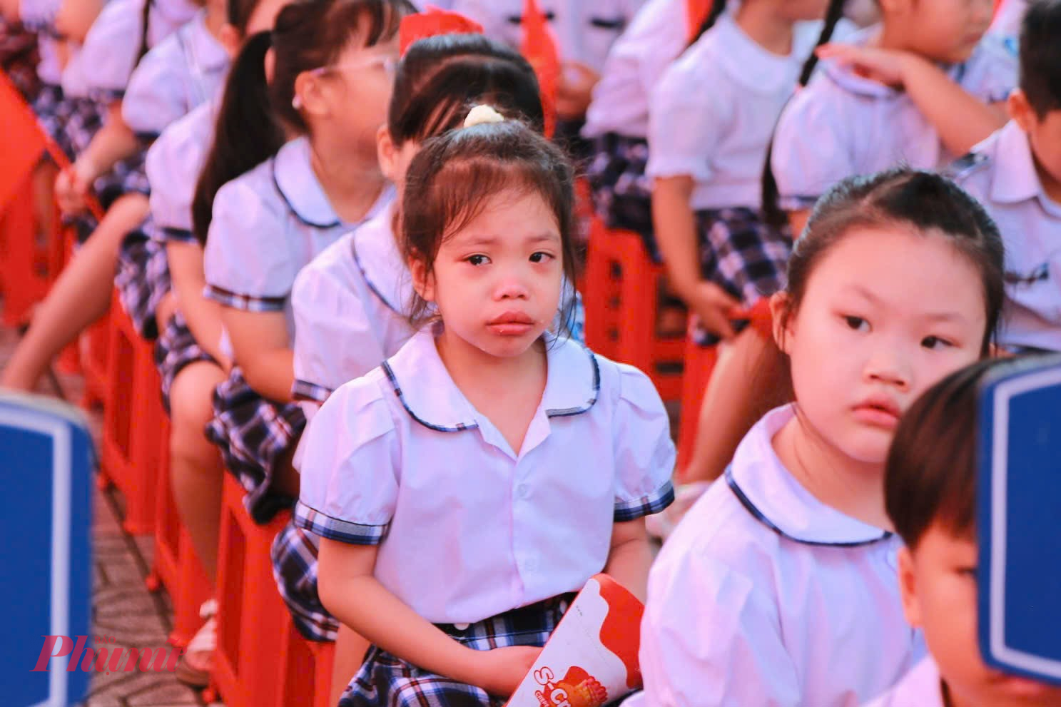 ... mặt buồn thiu, thậm ch&iacute; kh&oacute;c nức nở trong ng&agrave;y đầu đến trường