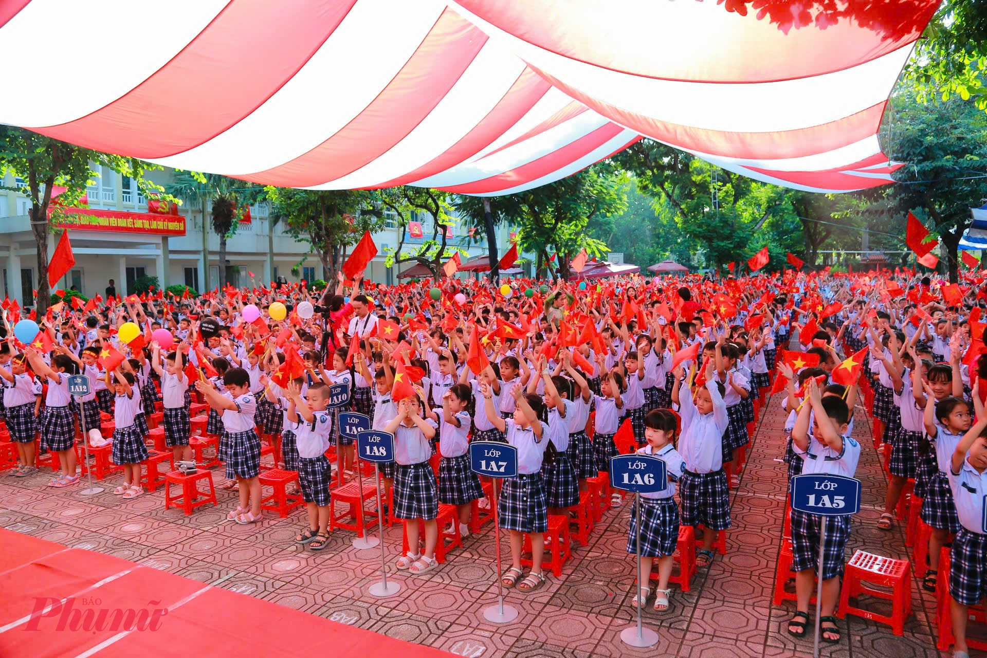  S&aacute;ng nay 5/9, gần 1,7 triệu thầy c&ocirc; gi&aacute;o v&agrave; 30 triệu học sinh, sinh vi&ecirc;n tr&ecirc;n to&agrave;n quốc n&aacute;o nức dự lễ khai giảng năm học mới 2025 - 2026. Đ&acirc;y l&agrave; lần đầu ti&ecirc;n, học sinh, sinh vi&ecirc;n tất cả c&aacute;c cơ sở gi&aacute;o dục tr&ecirc;n to&agrave;n quốc thực hiện nghi thức ch&agrave;o cờ, h&aacute;t Quốc ca c&ugrave;ng một thời điểm trong Lễ khai giảng năm học mới.