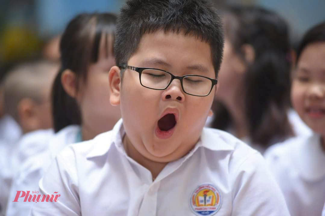 Phải dậy sớm để đến trường sau nhiều ng&agrave;y nghỉ h&egrave;, một số em học sinh c&ograve;n ng&aacute;i ngủ