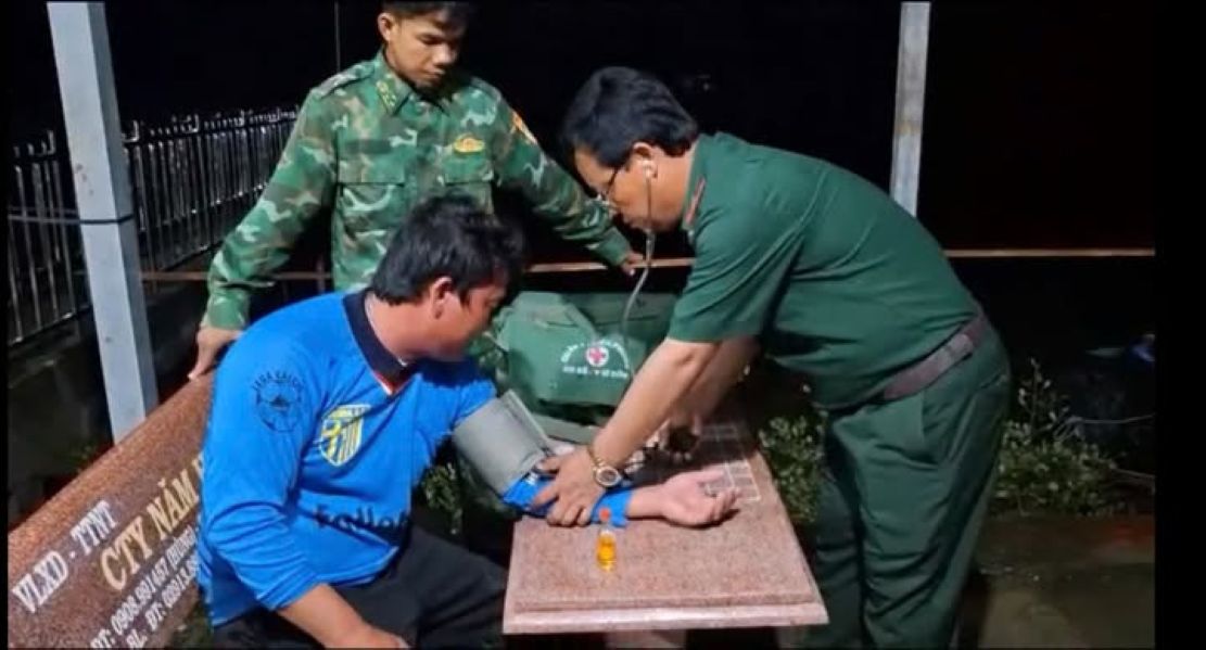 Lực lượng chức năng thăm kh&aacute;m sức khỏe cho ngư d&acirc;n bị tr&ocirc;i dạt tr&ecirc;n biển do ch&igrave;m ghe lưới