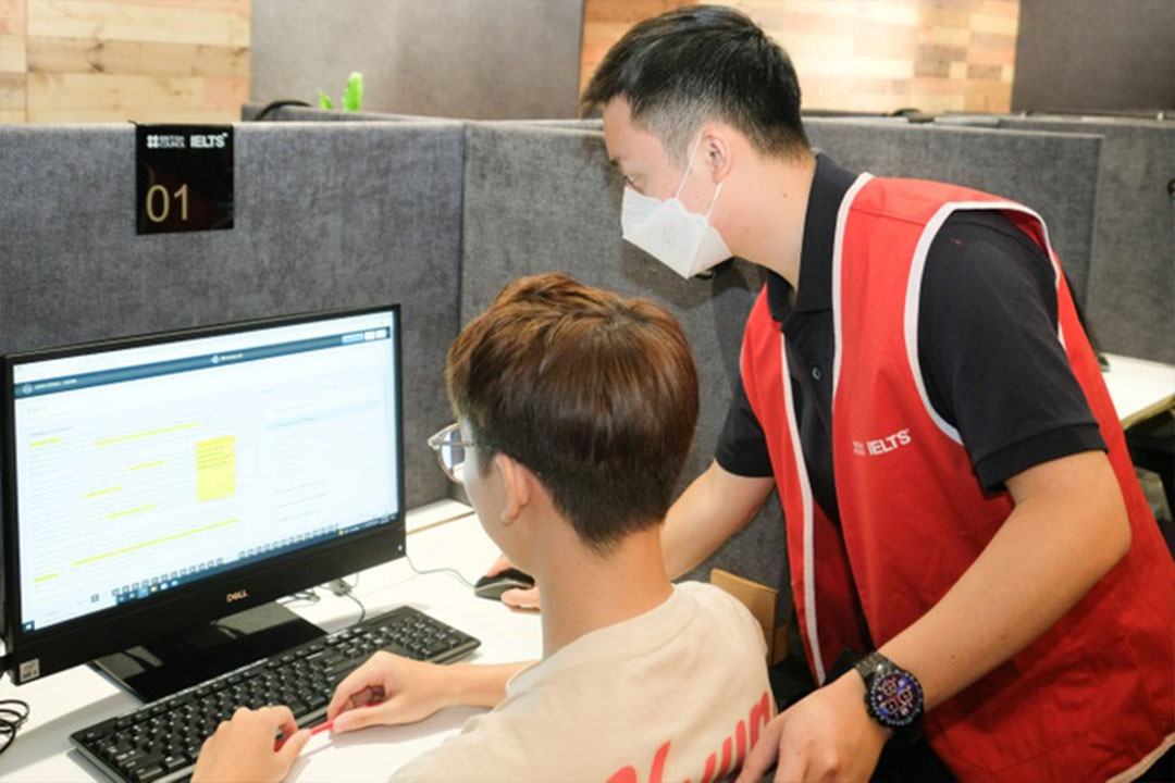 Th&iacute; sinh tham gia thi chứng chỉ ngoại ngữ. Ảnh: IELTS British Council Vietnam