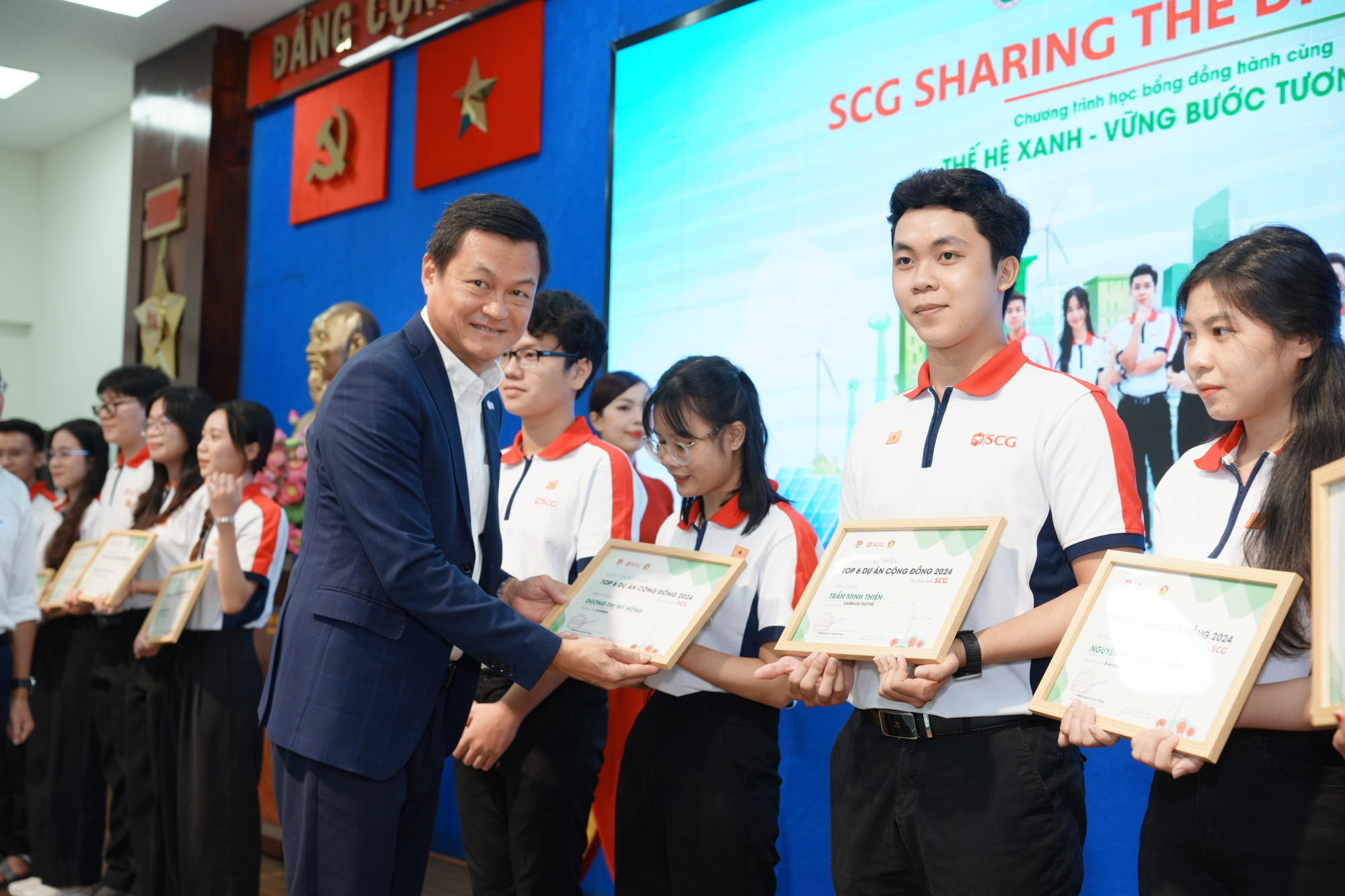 &Ocirc;ng Praween - đại diện SCG trao học bổng Sharing the Dream 