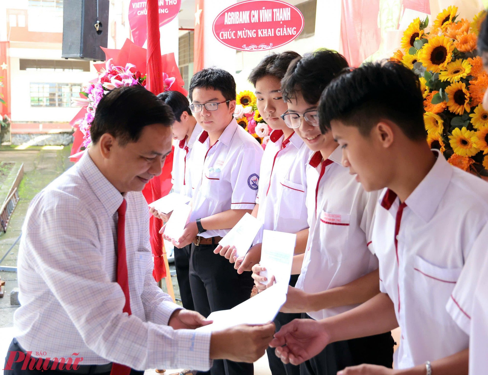 Hơn 654.000 học sinh c&aacute;c cấp ở TP Cần Thơ n&ocirc; nức đến trường dự khai giảng