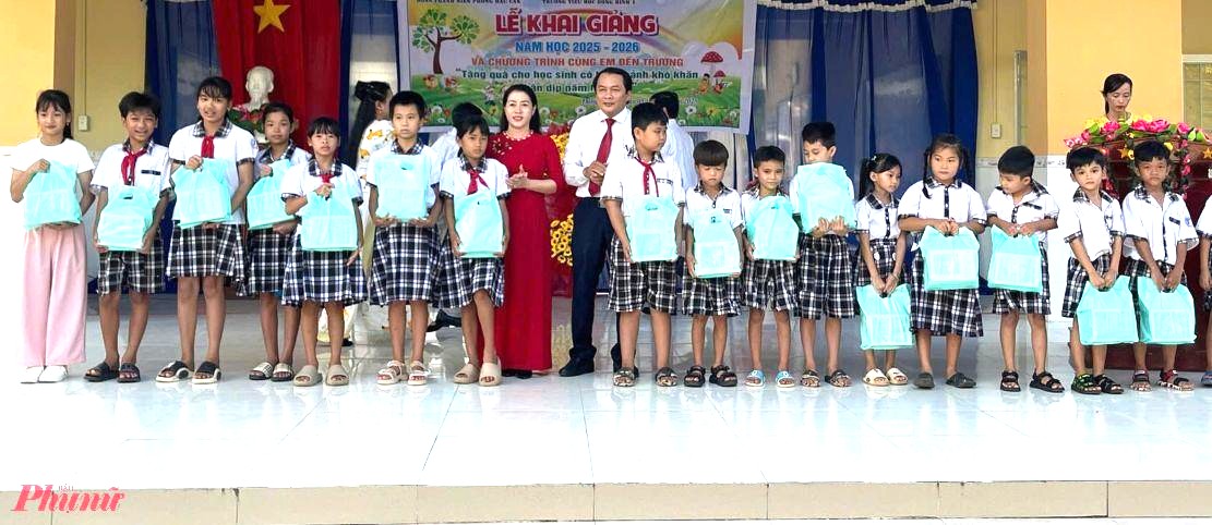 Trao tặng tập học sinh, qu&agrave;... cho học sinh Trường tiểu học Đ&ocirc;ng B&igrave;nh 1 (x&atilde; Đ&ocirc;ng Thuận) 