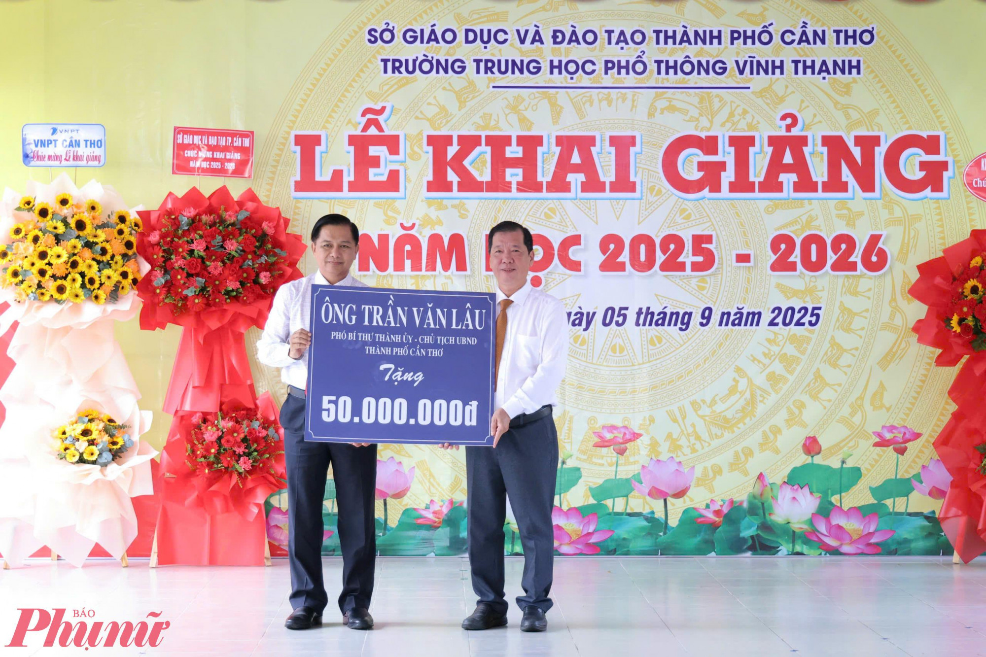 &ocirc;ng Trần Văn L&acirc;u - Chủ tịch UBND TP Cần Thơ đ&atilde; ch&uacute;c mừng to&agrave;n thể c&aacute;n bộ, gi&aacute;o vi&ecirc;n, nh&acirc;n vi&ecirc;n v&agrave; học sinh của trường nỗ lực dạy tốt v&agrave; học tốt. Đồng thời, trao tặng 50 triệu đồng học bổng d&agrave;nh cho c&aacute;c học sinh kh&oacute; khăn của địa phương (mỗi suất 1 triệu đồng)&hellip; 