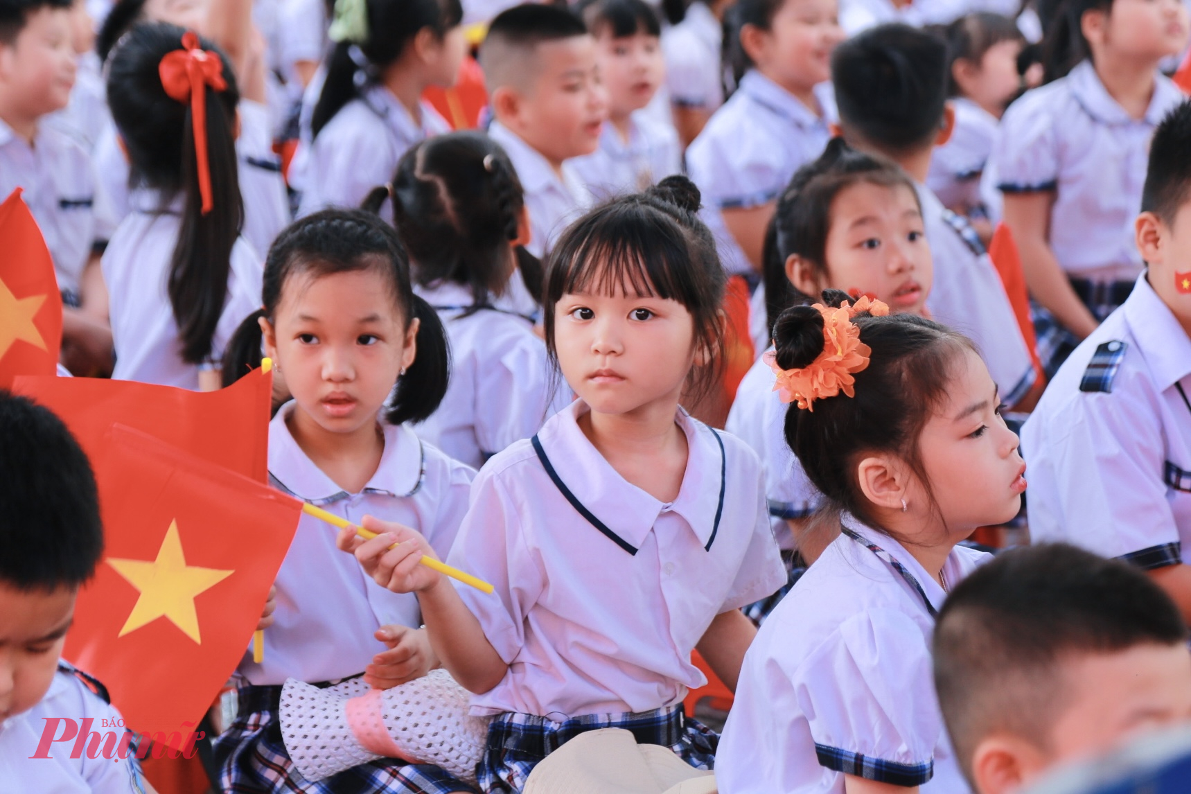 Từ 8g giờ s&aacute;ng trở đi, to&agrave;n trường sẽ c&ugrave;ng theo d&otilde;i chương tr&igrave;nh lễ khai giảng trực tiếp do Bộ GD-ĐT tổ chức, th&ocirc;ng qua m&agrave;n h&igrave;nh LED cỡ lớn đặt ngay tại s&acirc;n trường.