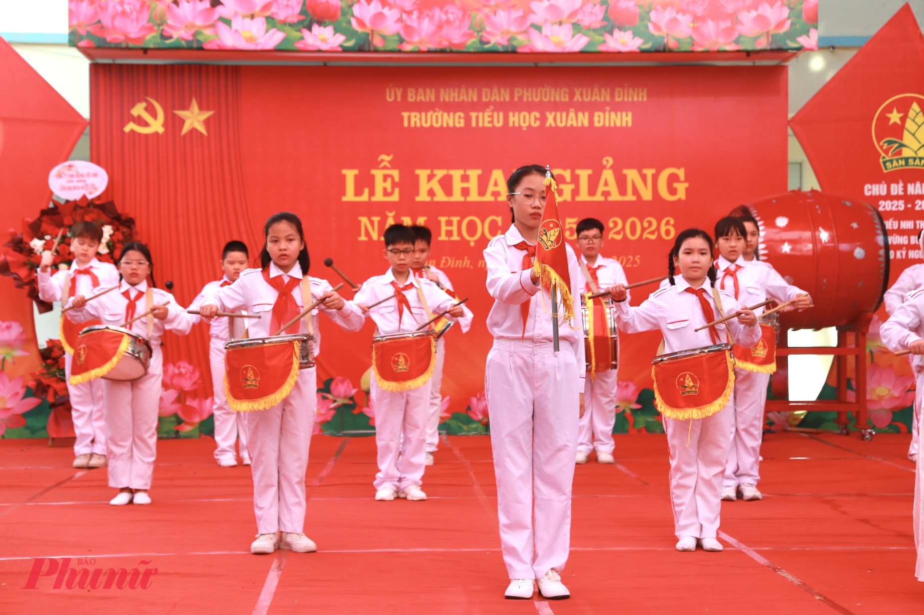 Tại Trường Tiểu học Xu&acirc;n Đỉnh (phường Xu&acirc;n Đỉnh, H&agrave; Nội), Lễ khai giảng năm học 2025-2026 gắn với hoạt động kỷ niệm 80 năm th&agrave;nh lập Bộ Quốc gia Gi&aacute;o dục (nay l&agrave; Bộ GD-ĐT), tạo sự lan tỏa về truyền thống lịch sử vẻ vang của ng&agrave;nh Gi&aacute;o dục, tinh thần đổi mới, s&aacute;ng tạo, hướng tới một năm học hiệu quả, chất lượng.