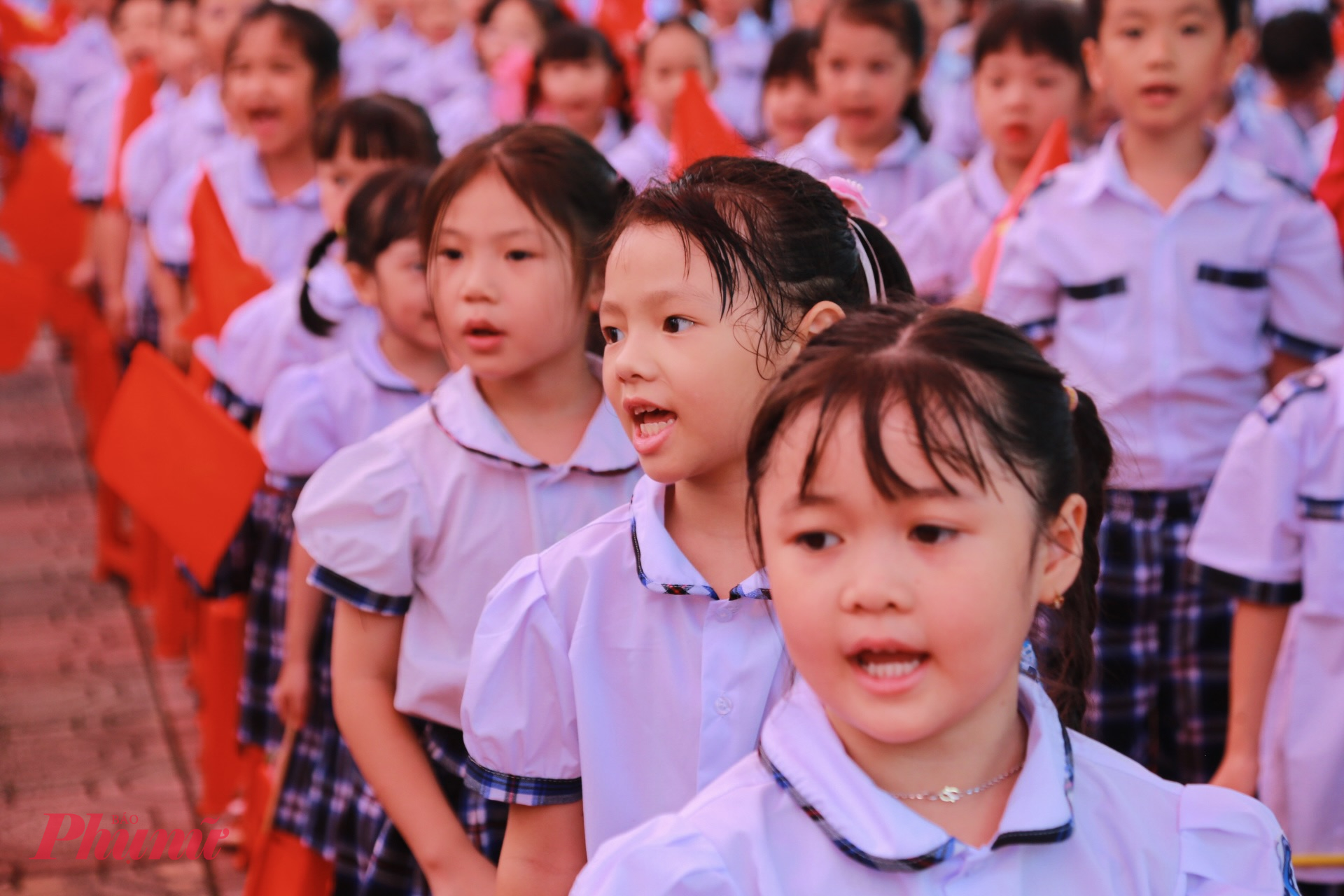 Những gương mặt h&aacute;o hức, chập chững bước v&agrave;o m&ocirc;i trường tiểu học.