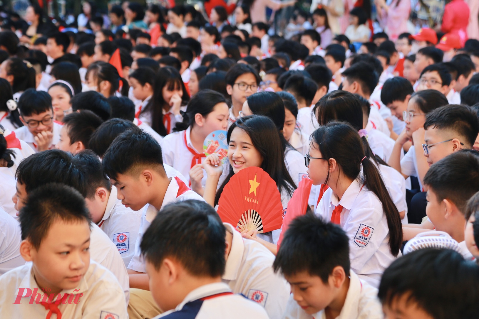 C&aacute;c em học sinh ngồi ngay ngắn trong bộ đồng phục trường, gương mặt rạng rỡ đ&oacute;n chờ lễ khai giảng đầy &yacute; nghĩa.