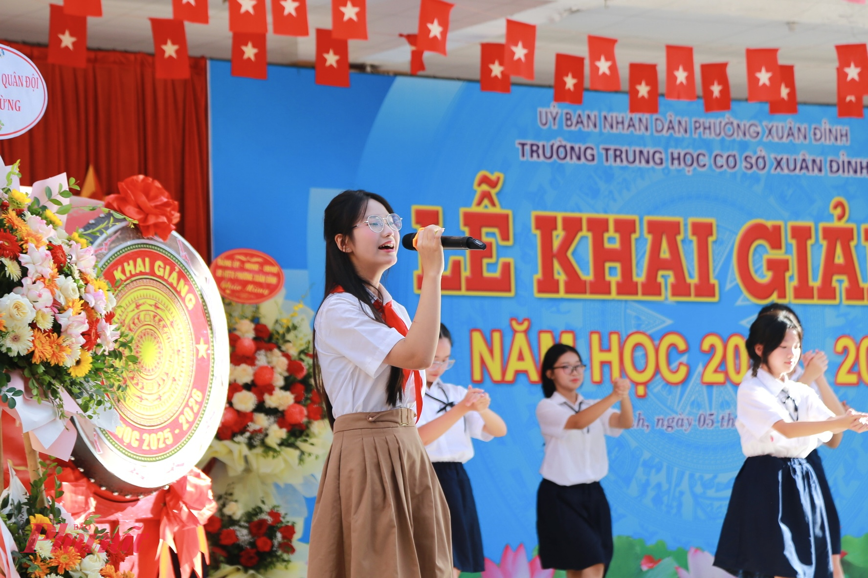 Tại Trường THCS Xu&acirc;n Đỉnh (phường Xu&acirc;n Đỉnh, ng&agrave;y h&ocirc;m nay, kh&ocirc;ng kh&iacute; lu&ocirc;n rộn r&agrave;ng tiếng n&oacute;i cười, tr&agrave;n đầy h&aacute;o hức.