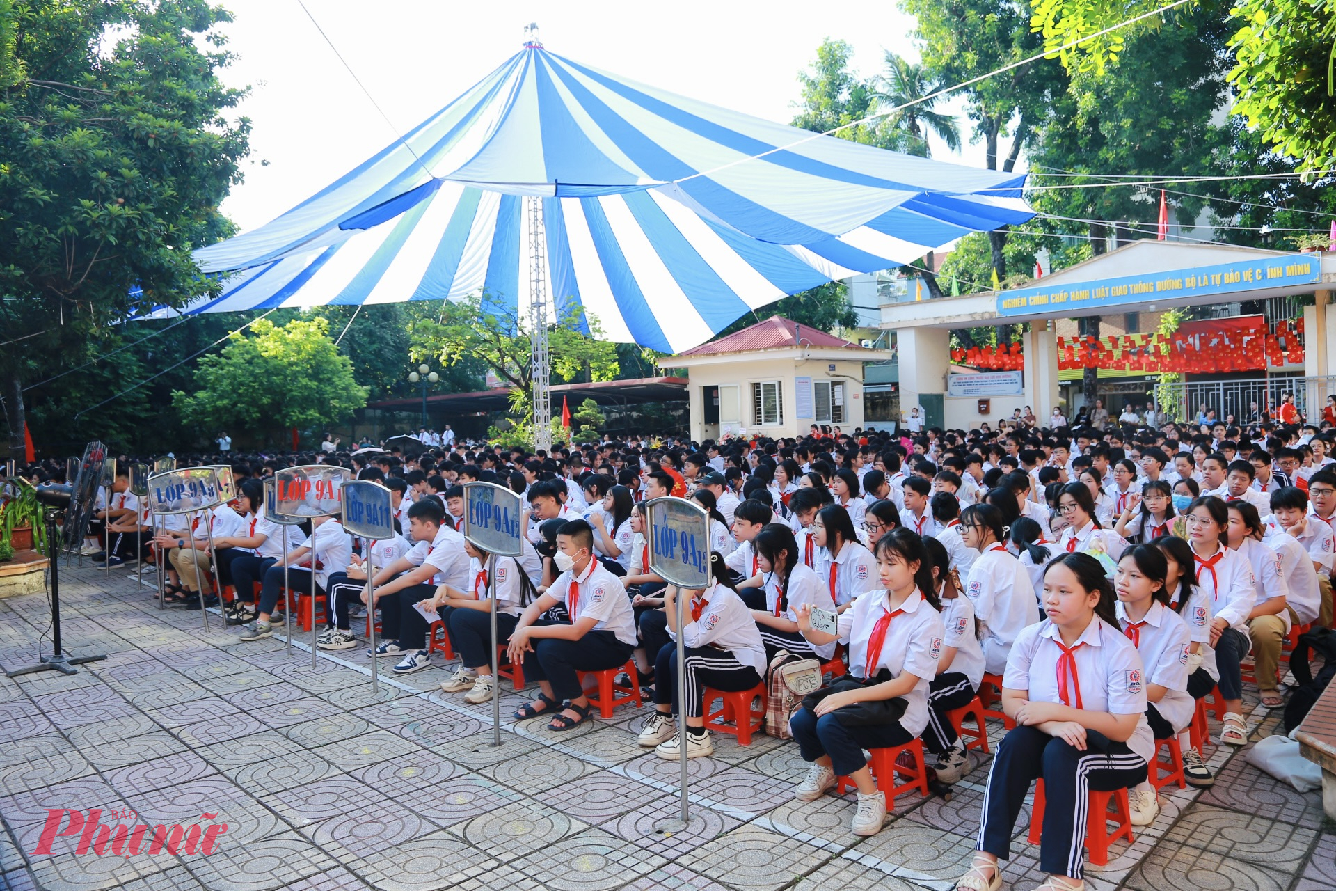 Lễ khai giảng năm nay l&agrave; sự kiện hiếm c&oacute; trong lịch sử gi&aacute;o dục Việt Nam, khi tất cả c&aacute;c cơ sở gi&aacute;o dục đại học v&agrave; gi&aacute;o dục nghề nghiệp, từ c&ocirc;ng lập đến ngo&agrave;i c&ocirc;ng lập, sẽ đồng loạt tổ chức lễ khai giảng c&ugrave;ng ng&agrave;y với c&aacute;c cấp học mầm non v&agrave; phổ th&ocirc;ng, kết hợp trực tiếp tại H&agrave; Nội v&agrave; trực tuyến tới c&aacute;c cơ sở gi&aacute;o dục.