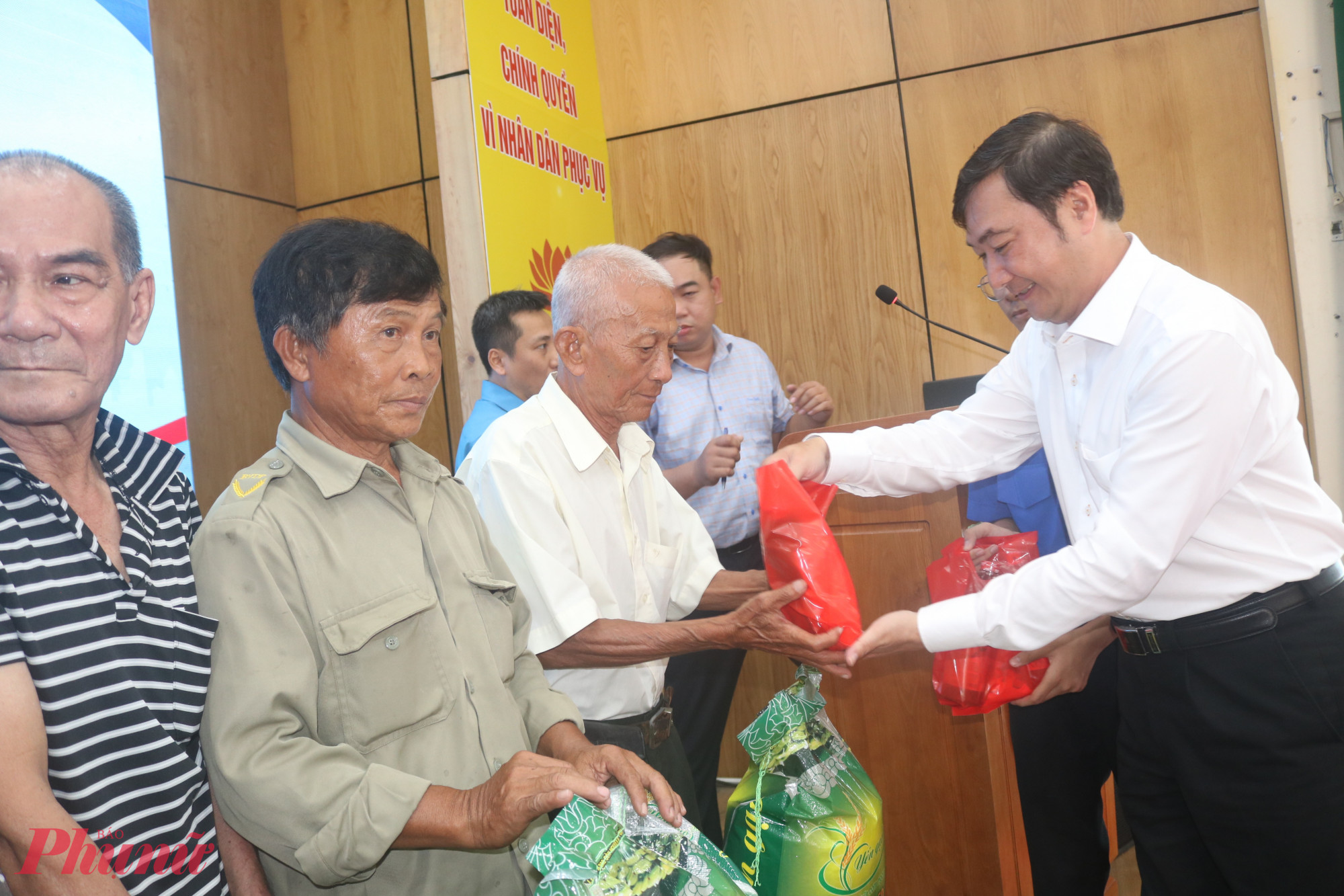 &Ocirc;ng Vũ Anh Tuấn - B&iacute; thư Đảng ủy, Chủ tịch Hội đồng nh&acirc;n d&acirc;n phường Hiệp B&igrave;nh - trao qu&agrave; cho người d&acirc;n - Ảnh: Mẫn Nhi