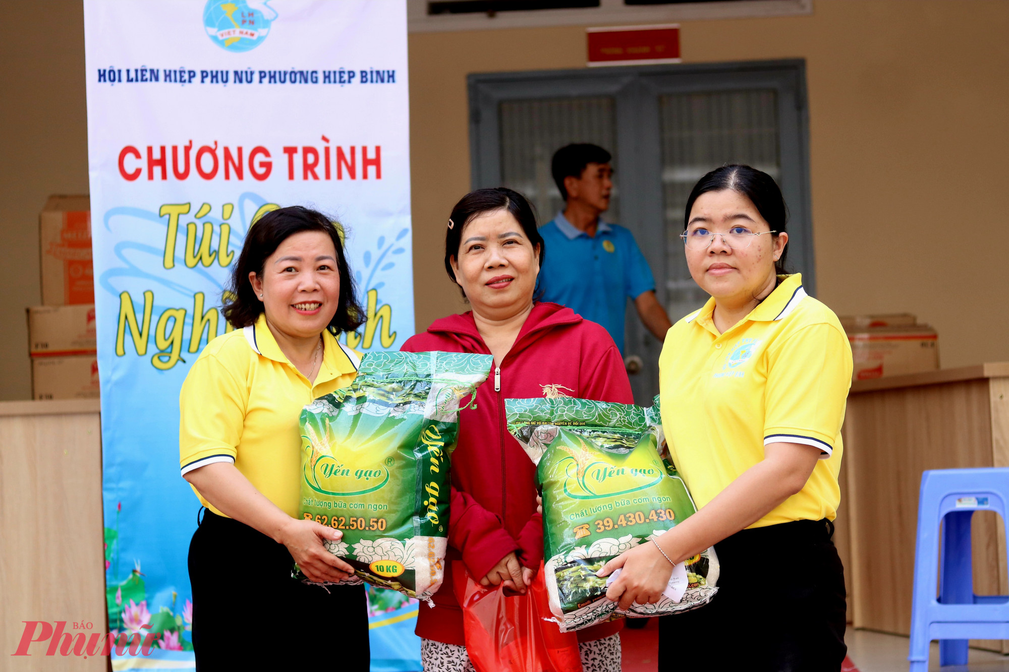 B&agrave; Nguyễn Ho&agrave;ng Tr&uacute;c Loan - Ph&oacute; chủ tịch Ủy ban MTTQ, Chủ tịch Hội LHPN phường Hiệp B&igrave;nh (b&igrave;a tr&aacute;i) - v&agrave; b&agrave; Nguyễn Phương Anh - Ph&oacute; chủ tịch Hội LHPN phường Hiệp B&igrave;nh (b&igrave;a phải) - trao qu&agrave; đến người d&acirc;n - Ảnh: Mẫn Nhi