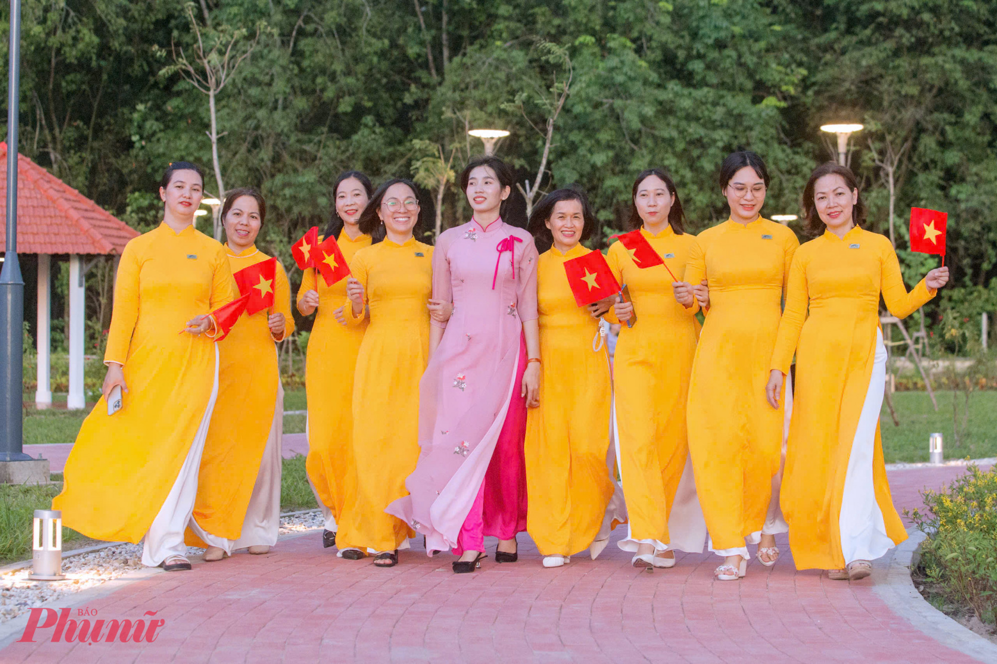 Đại biểu phấn khởi khi c&ocirc;ng vi&ecirc;n được kh&aacute;nh th&agrave;nh, c&ugrave;ng đi dạo quanh c&ocirc;ng vi&ecirc;n