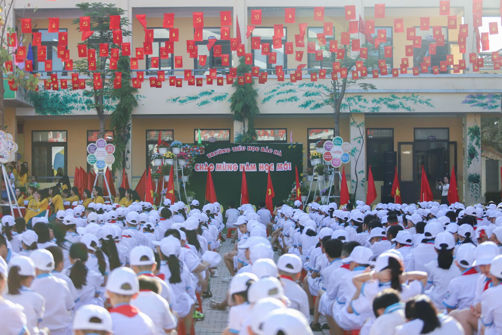 D&ugrave; mới bị t&agrave;n ph&aacute; nặng nề sau b&atilde;o số 5, song c&aacute;c trường học ở H&agrave; Tĩnh đ&atilde; kịp thời khắc phục để bước v&agrave;o năm học mới - Ảnh: Kh&aacute;nh Trung