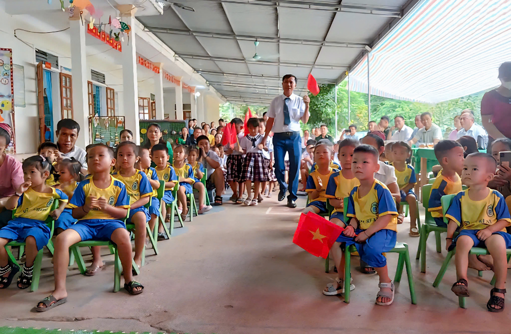 Học sinh mầm non v&agrave; tiểu học x&atilde; Mỹ L&yacute; c&ugrave;ng dự lễ khai giảng chung - Ảnh: Kh&aacute;nh Trung