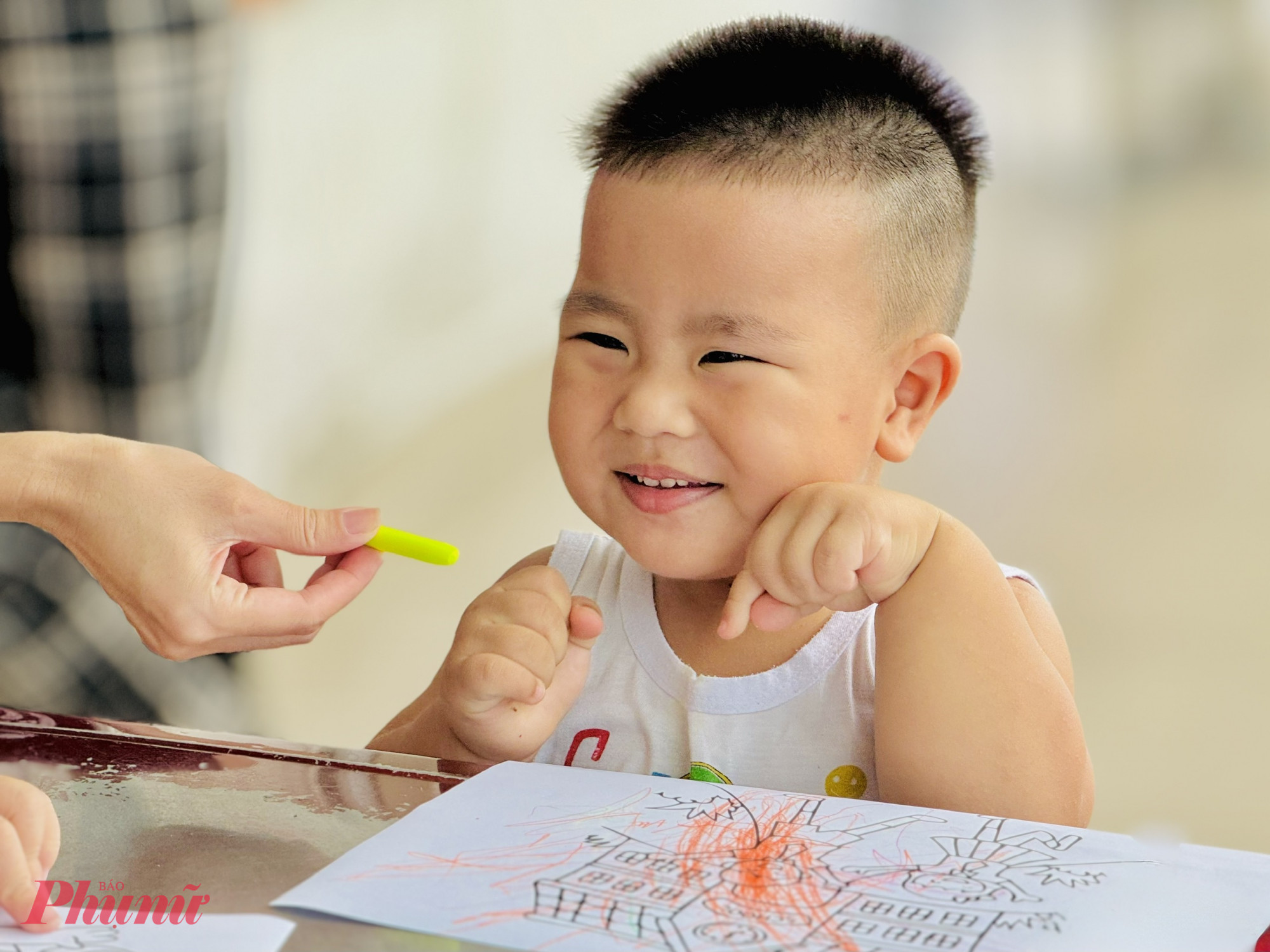 Thay v&igrave; sợ h&atilde;i, b&eacute; trai c&ugrave;ng cười đ&ugrave;a với c&aacute;c c&ocirc; điều dưỡng, b&aacute;c sĩ của bệnh viện