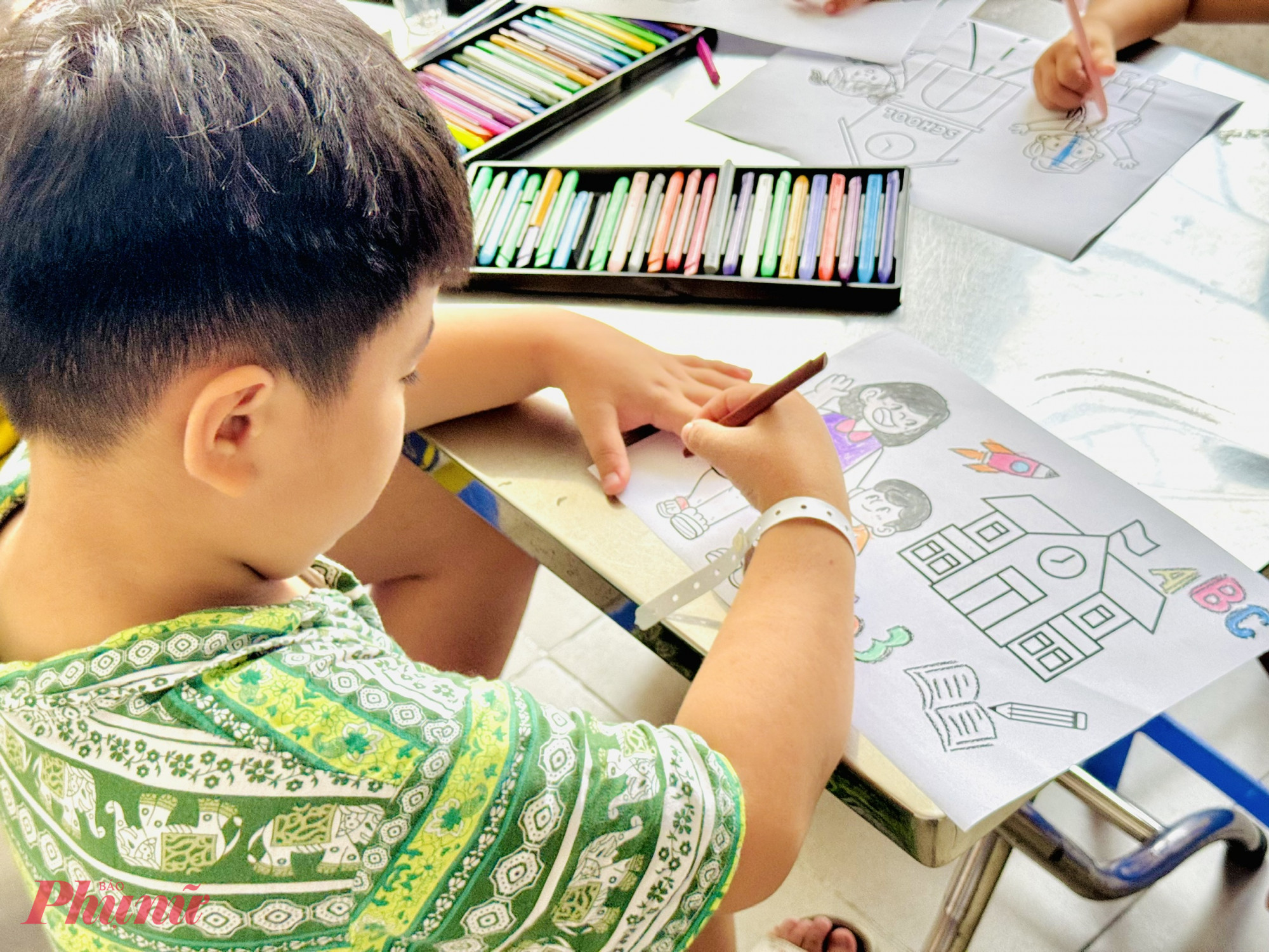 Em N.L.M.K (9 tuổi, ngụ phường Gia Định, TPHCM) vui vẻ: &ldquo;H&ocirc;m nay, được t&ocirc; m&agrave;u những bức vẽ về thầy c&ocirc;, bạn b&egrave;, em thấy đỡ nhớ lớp hơn v&agrave; cũng c&oacute; niềm vui trong ng&agrave;y khai giảng&rdquo;.