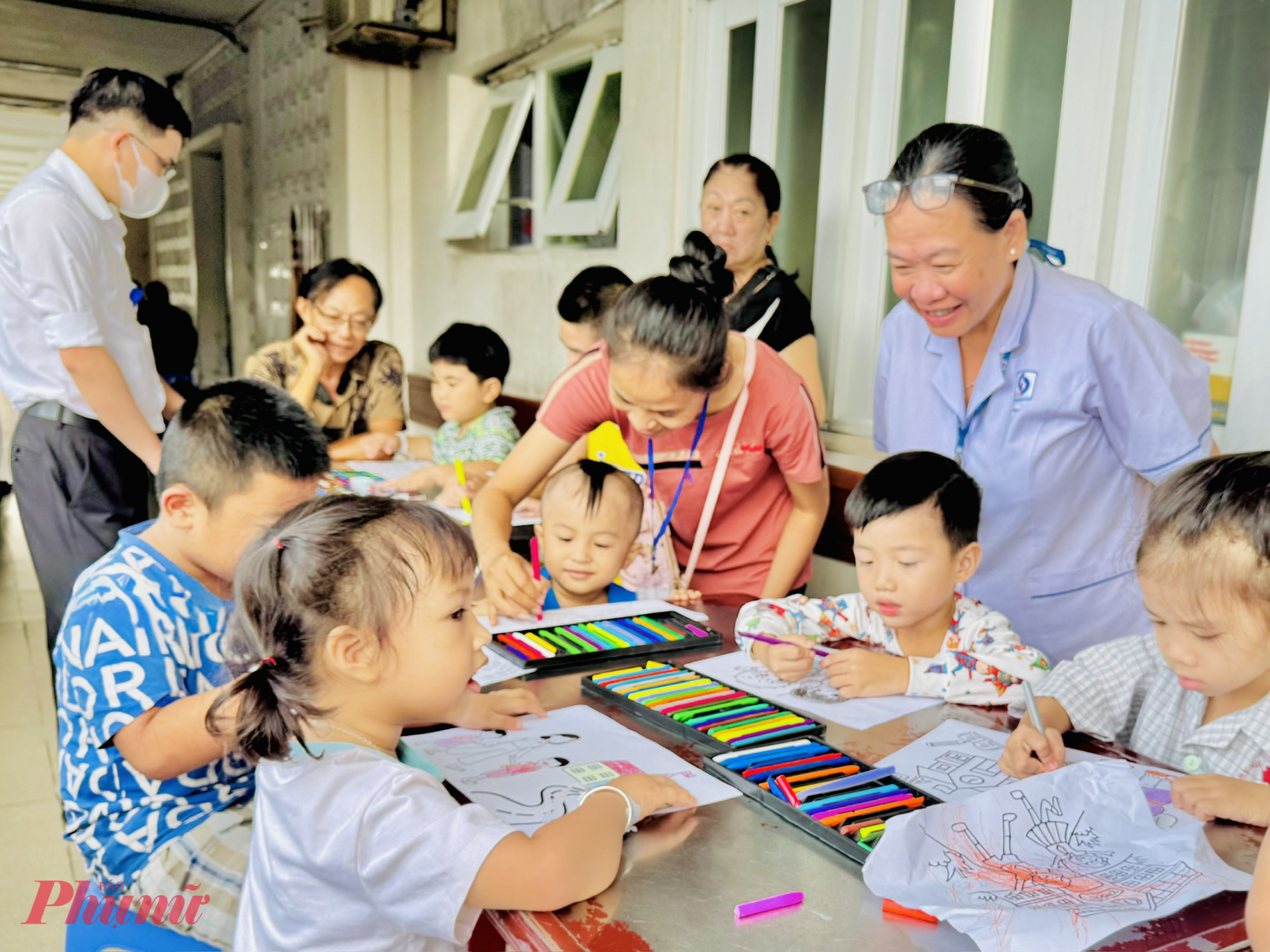 S&aacute;ng nay, c&aacute;c b&eacute; tại khoa Nhi, Bệnh viện Nh&acirc;n d&acirc;n Gia Định đ&atilde; c&oacute; một buổi khai giảng thật đặc biệt, với chủ đề Vui đến trường