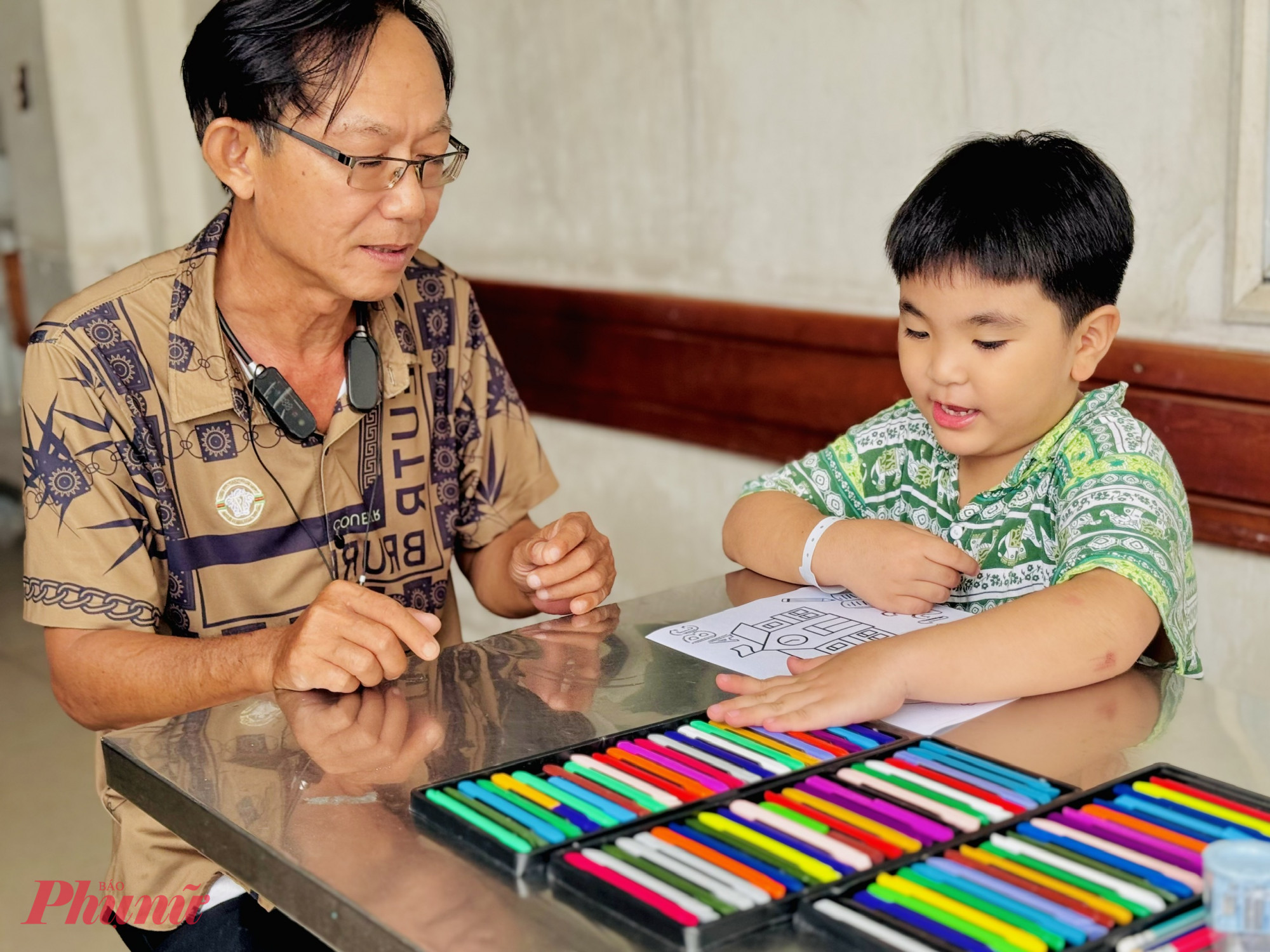 Lớp vẽ do Ph&ograve;ng C&ocirc;ng t&aacute;c x&atilde; hội của bệnh viện th&agrave;nh lập đ&atilde; được một năm. Đ&acirc;y l&agrave; nơi gi&uacute;p bệnh nhi v&agrave; phụ huynh được thư gi&atilde;n sau c&aacute;c buổi điều trị đầy lo toan