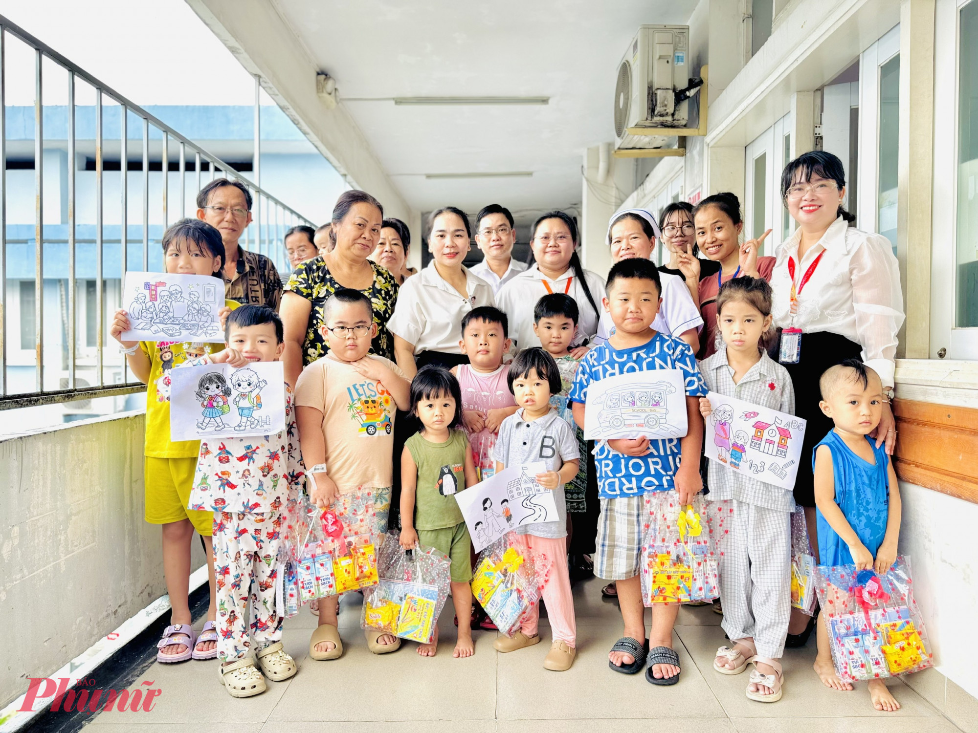 Một &ldquo;ng&agrave;y khai giảng&rdquo; thật kh&aacute;c, giản dị m&agrave; ấm &aacute;p nơi bệnh viện, c&aacute;c b&eacute; c&ugrave;ng nhau khoe t&aacute;c phẩm của m&igrave;nh