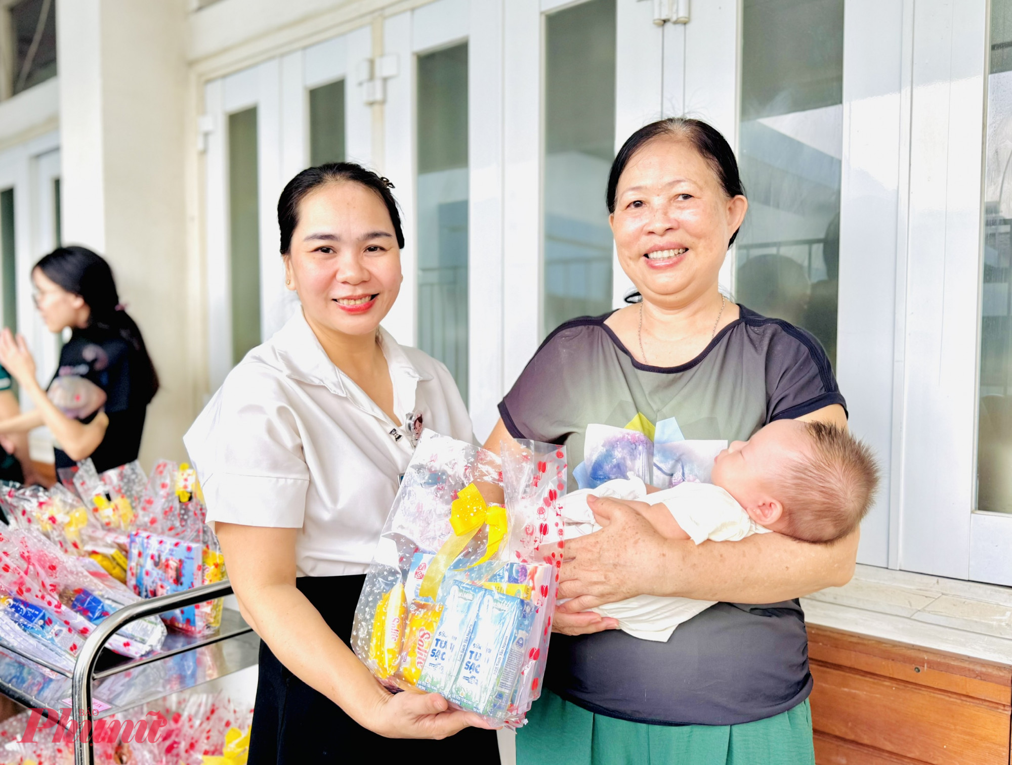 Phụ huynh c&aacute;c b&eacute; cũng bất ngờ trước sự quan t&acirc;m của bệnh viện d&agrave;nh cho bệnh nhi