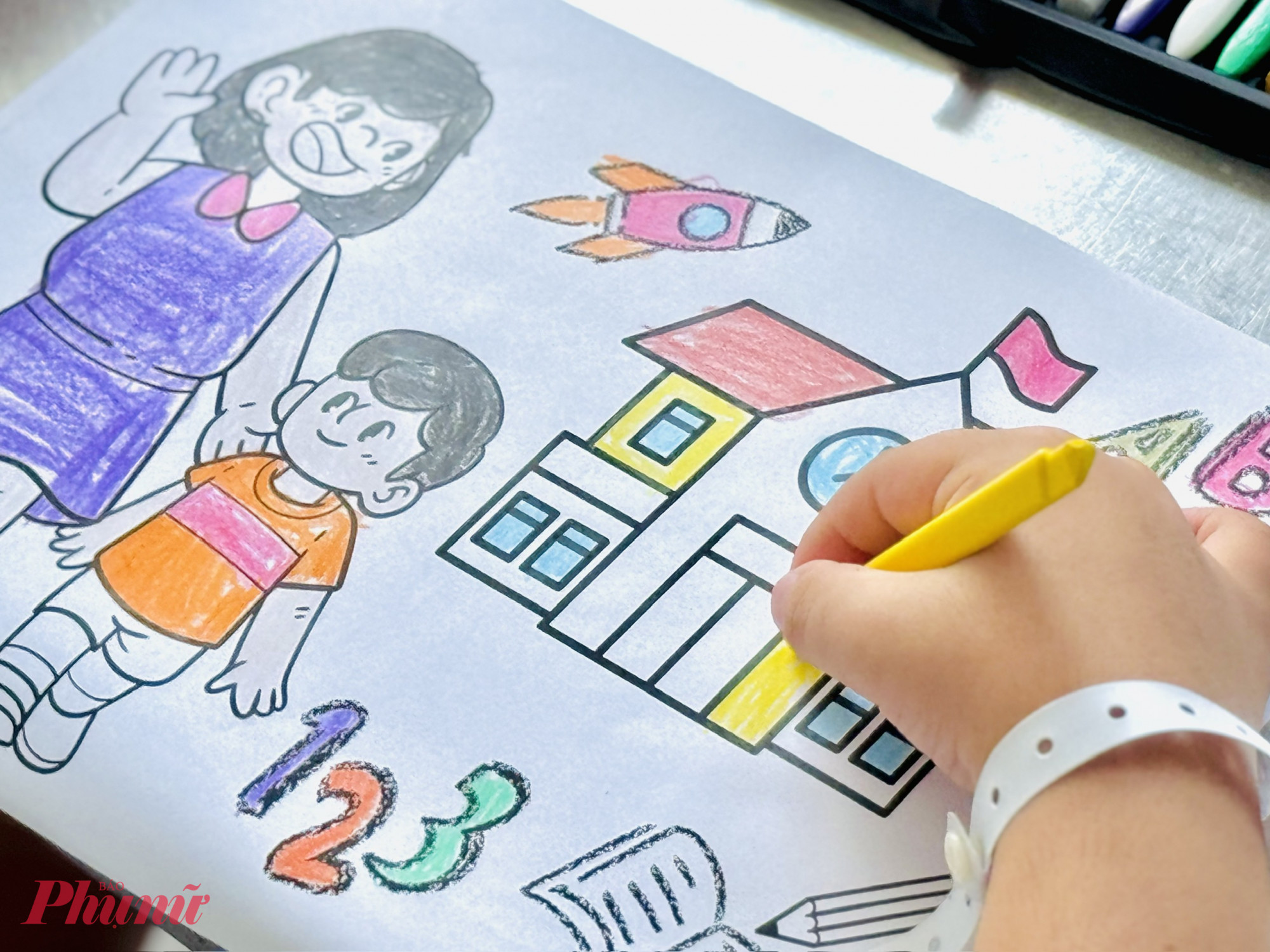 Những bức tranh về m&aacute;i trường, thầy c&ocirc;, bạn b&egrave;&hellip; được c&aacute;c em cẩn thận t&ocirc; m&agrave;u, phần n&agrave;o l&agrave;m gi&uacute;p c&aacute;c b&eacute; đỡ tủi th&acirc;n khi kh&ocirc;ng kịp dự lễ khai giảng như bao bạn b&egrave; c&ugrave;ng trang lứa.