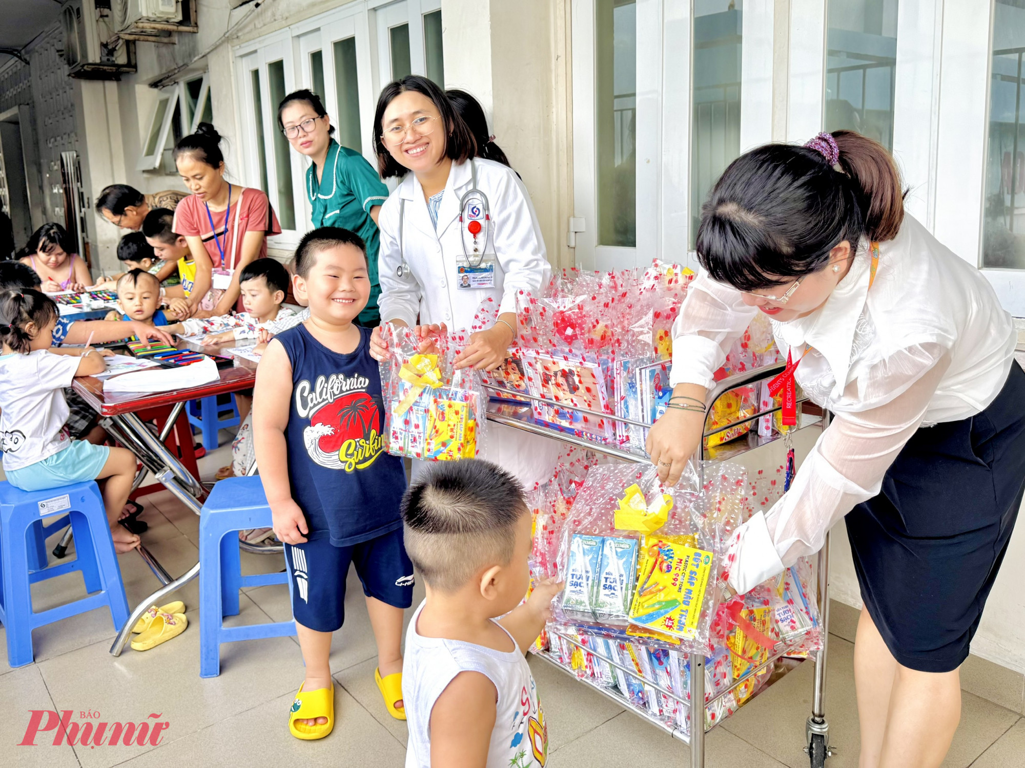 Lớp vẽ cũng k&eacute;o gần khoảng c&aacute;ch giữa nh&acirc;n vi&ecirc;n y tế v&agrave; bệnh nhi hơn. B&aacute;c sĩ tặng qu&agrave; khi c&aacute;c con ho&agrave;n th&agrave;nh xong tranh vẽ