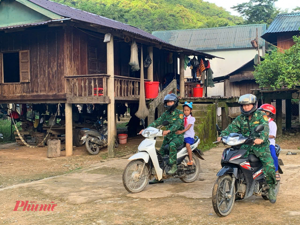 Con đường n&agrave;y phải lội qua nhiều đoạn suối ngập s&acirc;u, trơn trượt. V&igrave; vậy, ch&uacute;ng t&ocirc;i phải hỗ trợ để c&aacute;c em kịp dự lễ khai giảng tại Trường Phổ th&ocirc;ng d&acirc;n tộc b&aacute;n tr&uacute; Tiểu học v&agrave; THCS Hướng Lập.