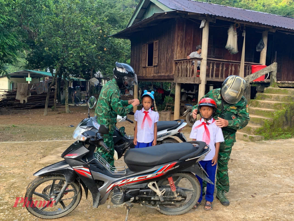 Trước l&uacute;c được c&aacute;c ch&uacute; Bộ đội Bi&ecirc;n ph&ograve;ng đưa đến trường c&aacute;c em được hướng dẫn  chỉnh sửa tranh phục 