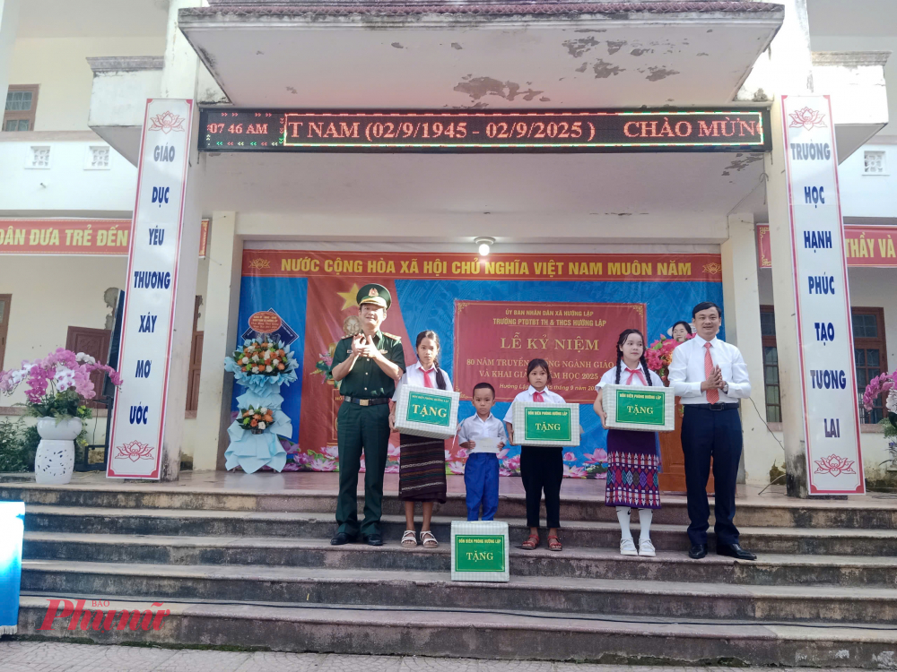 Tặng qu&agrave; cho c&aacute;c em học sinh 