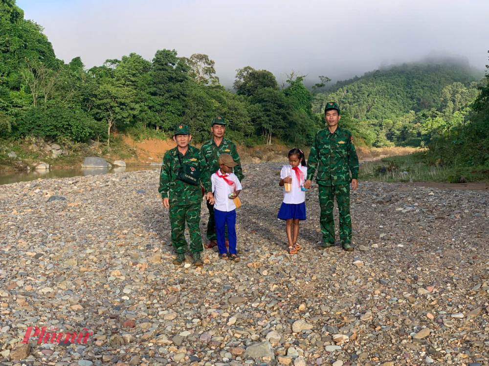 Theo Ch&iacute;nh trị vi&ecirc;n ph&oacute; Đồn Bi&ecirc;n ph&ograve;ng Hướng Lập, Trung t&aacute; Hồ Như Qu&acirc;n, để kịp giờ c&aacute;c chiến sĩ phải đưa c&aacute;c em đi theo đường tắt d&agrave;i hơn 3km thay v&igrave; đi đường ch&iacute;nh d&agrave;i gần 10km. 