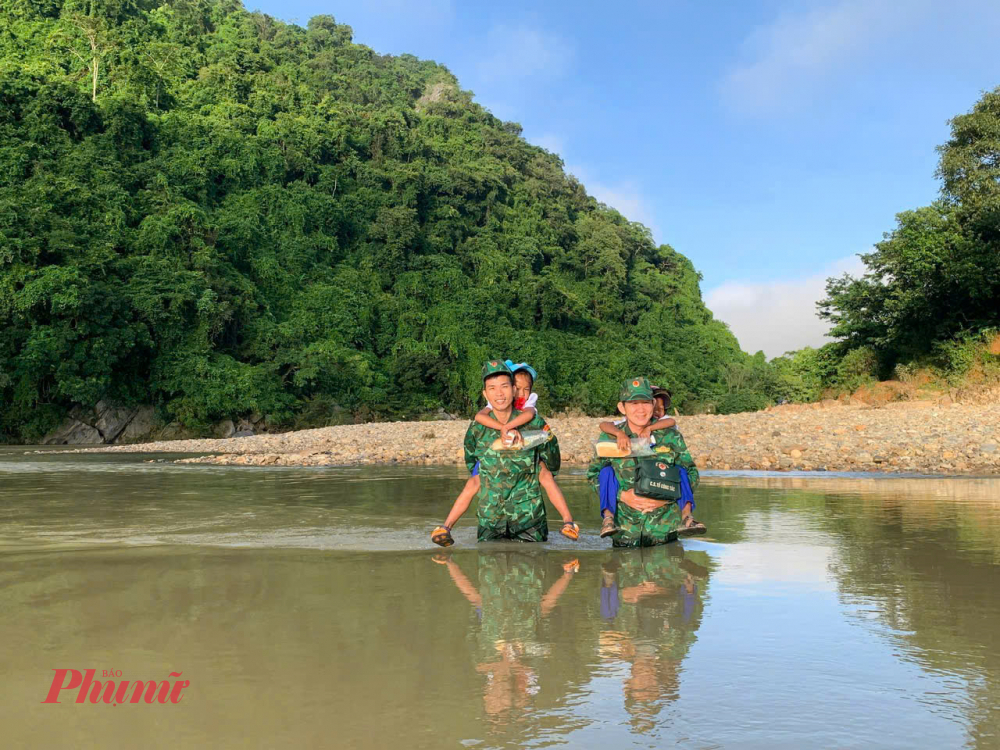 Mặc d&ugrave; việc đi lại c&ograve;n nhiều kh&oacute; khăn, nhưng khi được c&aacute;c bộ đội bi&ecirc;n ph&ograve;ng đưa đến trường, c&aacute;c em rất phấn khởi, h&acirc;n hoan đ&oacute;n ch&agrave;o năm học mới.