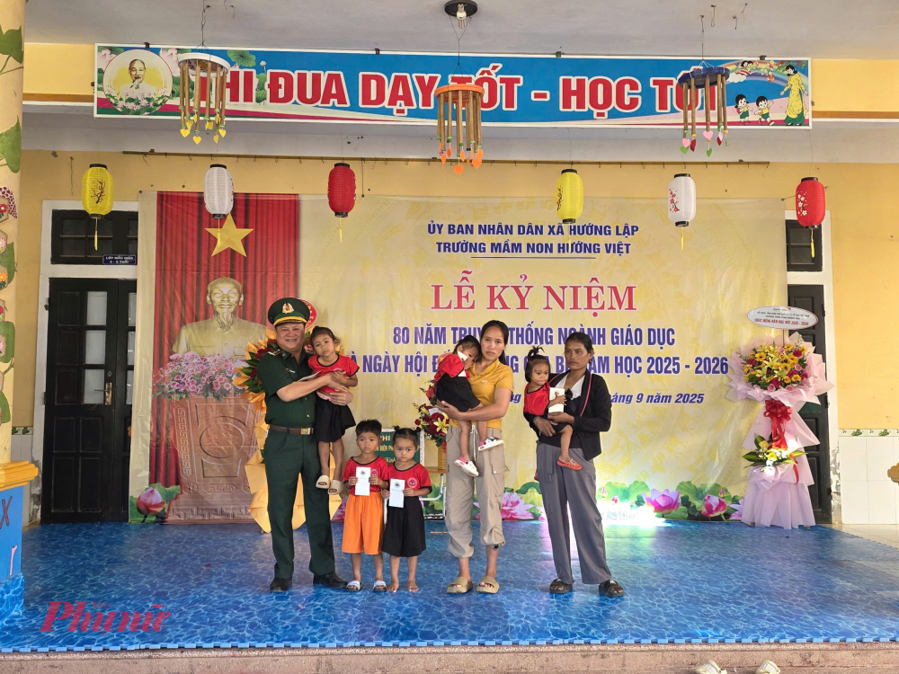 Hiện đơn vị n&agrave;y đang nhận nu&ocirc;i v&agrave; hỗ trợ 9 ch&aacute;u, trong đ&oacute; c&oacute; 4 ch&aacute;u thuộc Dự &aacute;n &ldquo;C&aacute;n bộ, chiến sĩ qu&acirc;n đội n&acirc;ng bước em đến trường&rdquo; v&agrave; 5 ch&aacute;u thuộc Chương tr&igrave;nh &ldquo;Con nu&ocirc;i đồn bi&ecirc;n ph&ograve;ng - N&acirc;ng bước em đến trường