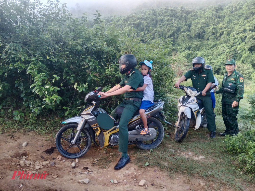 Đ&acirc;y l&agrave; những địa phương gi&aacute;p bi&ecirc;n giới Việt - L&agrave;o n&ecirc;n việc đến trường của c&aacute;c em rất kh&oacute; khăn