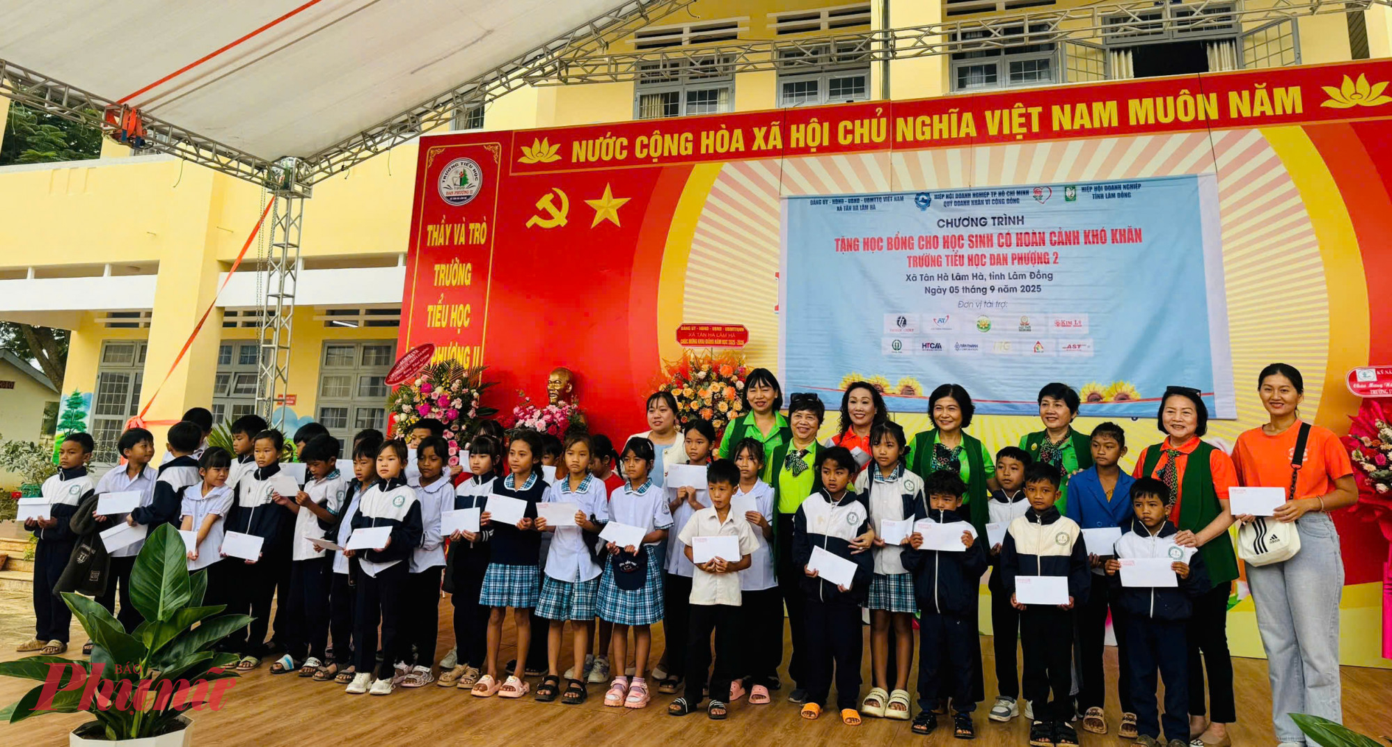 C&aacute;c đơn vị tặng qu&agrave; cho học sinh nh&acirc;n ng&agrave;y đầu năm học mới 