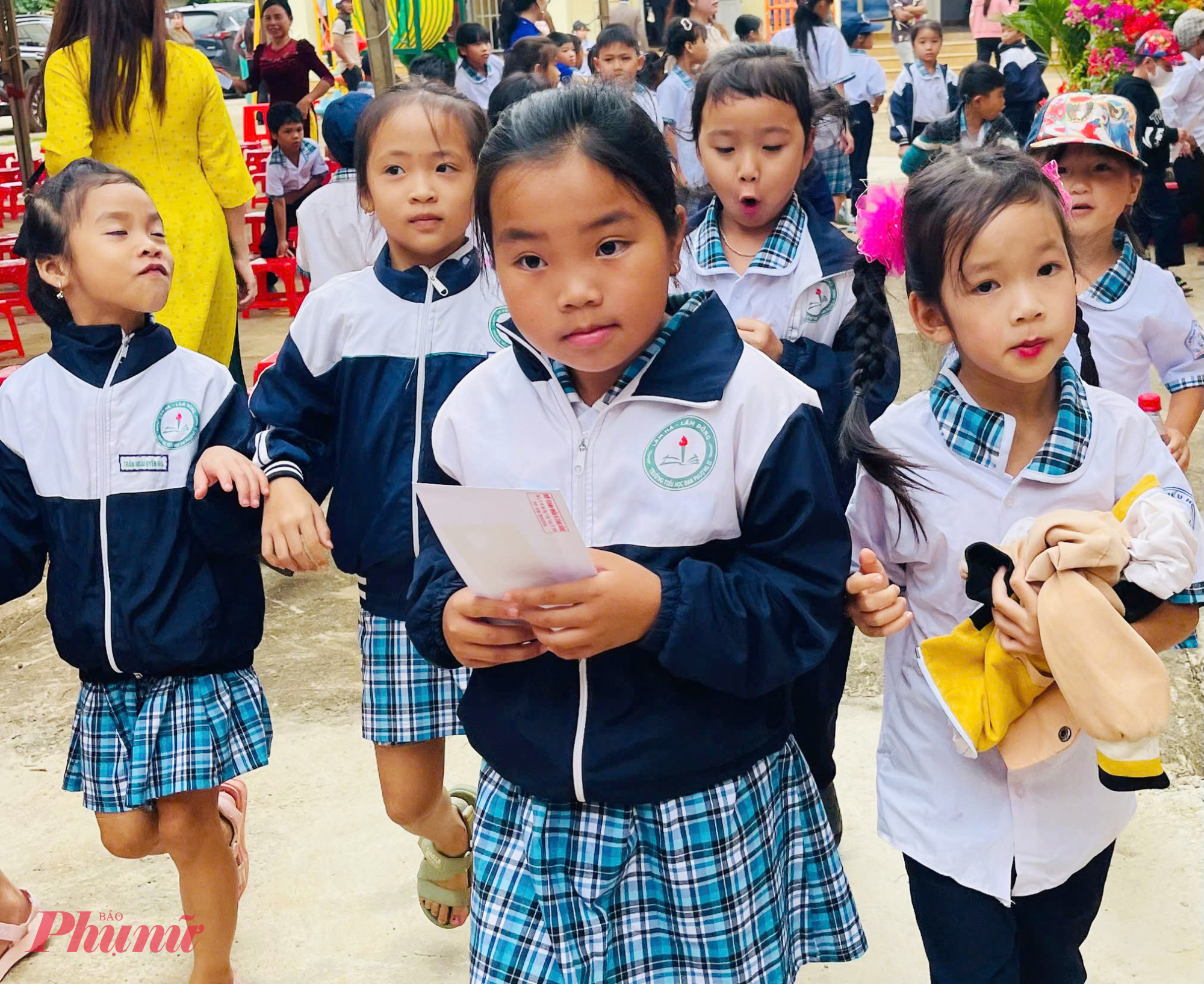 Niềm vui của c&aacute;c em học sinh trong ng&agrave;y đầu năm học mới 