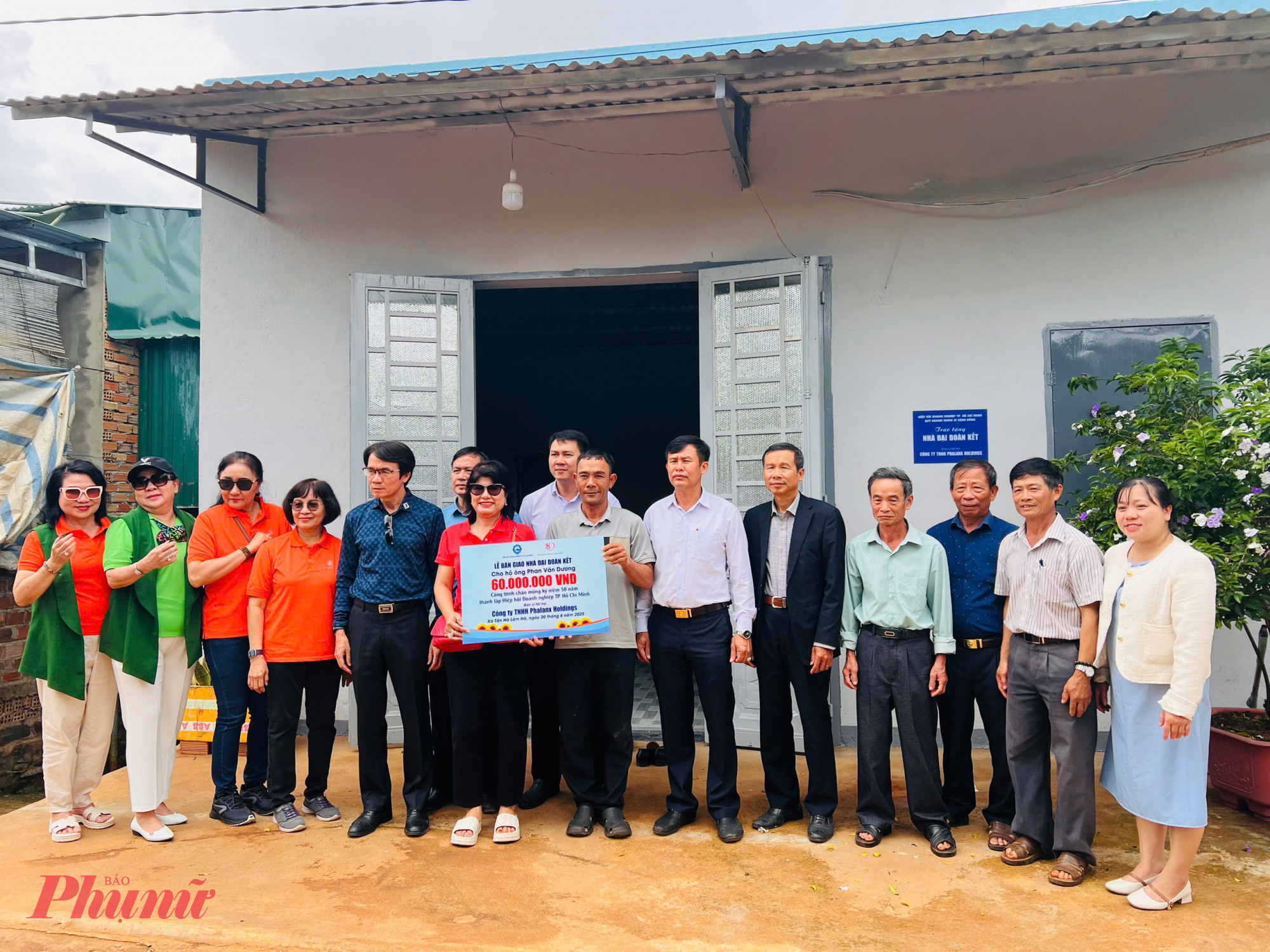 Đo&agrave;n đ&atilde; đến thăm v&agrave; trao kinh ph&iacute; hỗ trợ x&acirc;y dựng nh&agrave; cho gia đ&igrave;nh &ocirc;ng Dương 