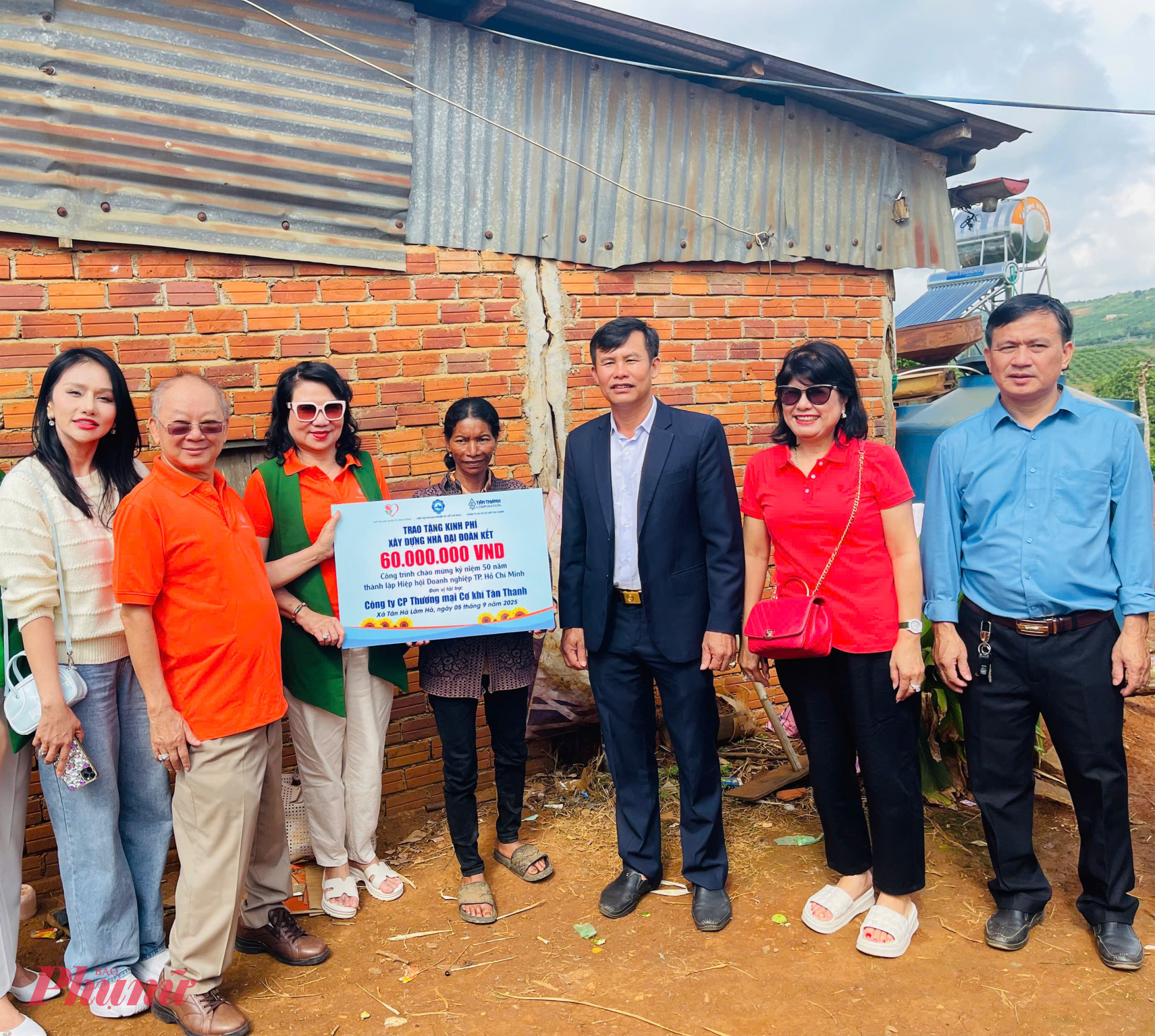 C&ugrave;ng đ&oacute;, c&ograve;n c&oacute; 2 gia đ&igrave;nh kh&oacute; khăn tại đ&acirc;y cũng được hỗ trợ kinh ph&iacute; x&acirc;y sửa nh&agrave; 