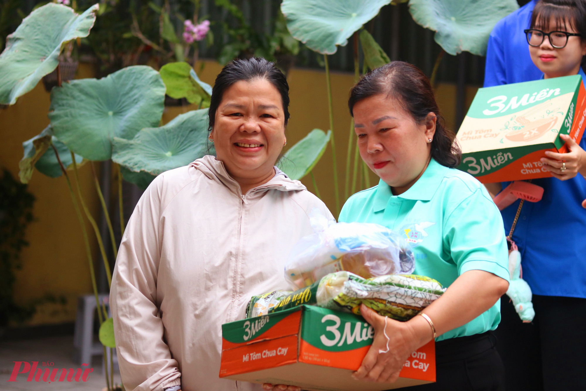 B&agrave; Nguyễn Ho&agrave;ng Tr&uacute;c Loan - Ph&oacute; chủ tịch Ủy ban MTTQ, Chủ tịch Hội LHPN phường Hiệp B&igrave;nh (b&igrave;a phải) - trao qu&agrave; đến c&aacute;c b&agrave;, c&aacute;c chị - Ảnh: Mẫn Nhi