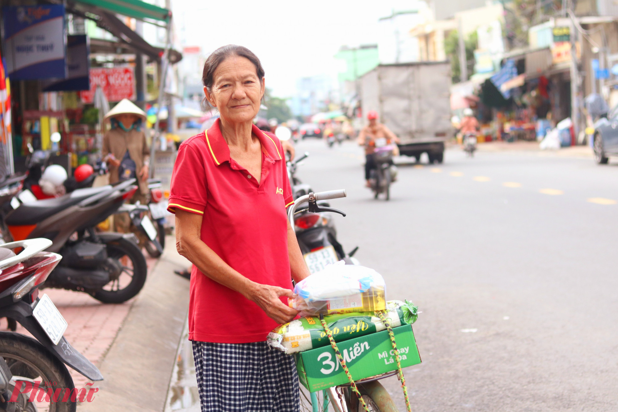 B&agrave; Tống Thị Tuyết chở y&ecirc;u thương về nh&agrave; - Ảnh: Mẫn Nhi