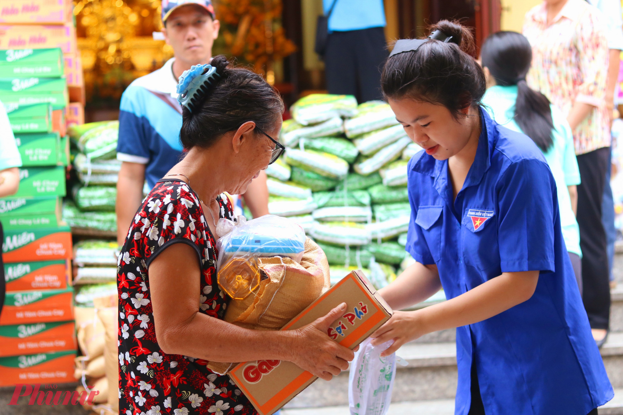 Phần qu&agrave; thiết thực được ban tổ chức gửi đến nữ c&ocirc;ng nh&acirc;n, người lao động c&oacute; ho&agrave;n cảnh kh&oacute; khăn ở phường Hiệp B&igrave;nh   - Ảnh: Mẫn Nhi