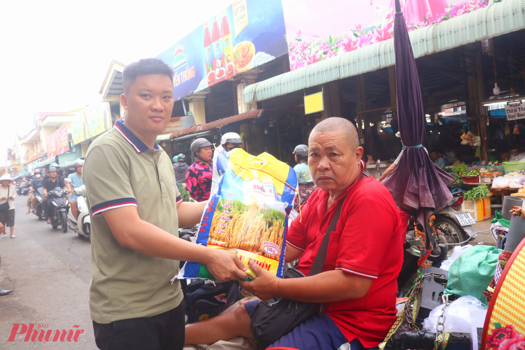 Những t&uacute;i gạo nghĩa t&igrave;nh đến với người lao động ở phường Dĩ An, TPHCM - Ảnh: Mẫn Nhi
