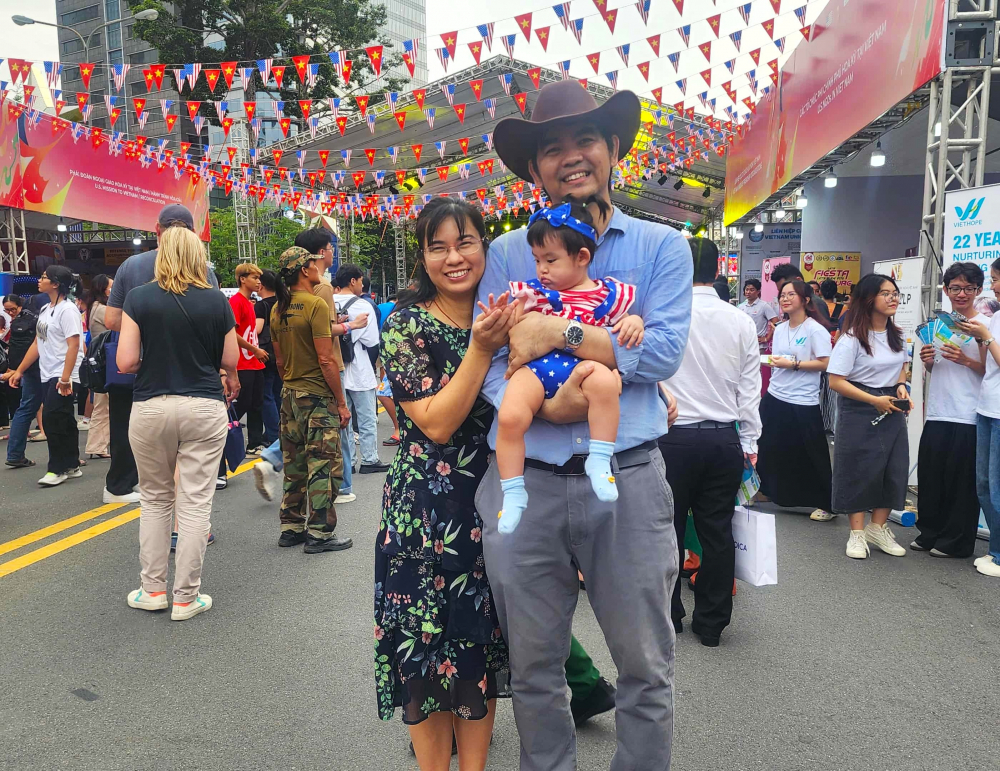 Anh Thạch Phước H&ugrave;ng (phường Xu&acirc;n H&ograve;a, TPHCM) b&agrave;y tỏ niềm vui khi c&ugrave;ng vợ v&agrave; con g&aacute;i tham dự ng&agrave;y hội