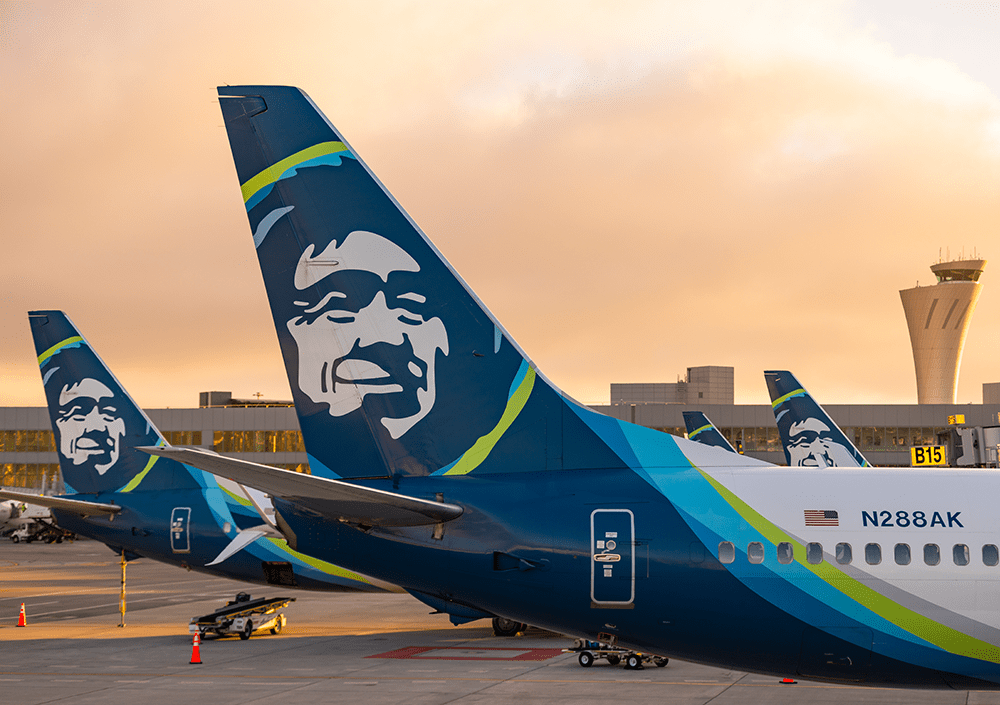 Một chiếc m&aacute;y bay của h&atilde;ng h&agrave;ng kh&ocirc;ng Alaska Airlines