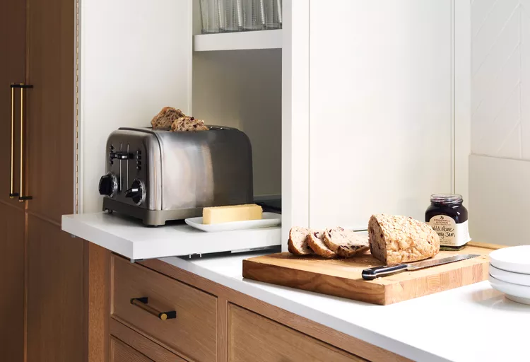 Mẹo đơn giản h&oacute;a th&oacute;i quen r&uacute;t ph&iacute;ch cắm bộ sạc  Nhiều người vẫn giữ th&oacute;i quen cắm sạc li&ecirc;n tục v&igrave; quen. Để thay đổi, h&atilde;y bắt đầu bằng những bước đơn giản:  Tạo trạm sạc cố định: Chọn một nơi để cất phần lớn bộ sạc. Khi nhớ r&uacute;t một bộ sạc, bạn sẽ dễ d&agrave;ng nhớ r&uacute;t tất cả c&aacute;c bộ sạc kh&aacute;c.  Chọn thiết bị v&agrave; bộ sạc tiết kiệm năng lượng: Gi&uacute;p giảm ti&ecirc;u thụ điện thụ động nếu bạn qu&ecirc;n r&uacute;t ph&iacute;ch cắm.