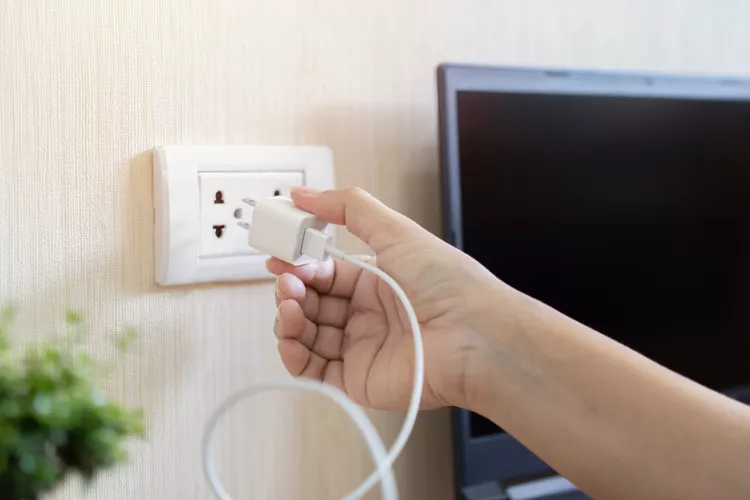 Trong một gia đ&igrave;nh trung b&igrave;nh, kh&ocirc;ng &iacute;t thiết bị điện tử cần bộ sạc, từ điện thoại, m&aacute;y t&iacute;nh bảng, m&aacute;y t&iacute;nh x&aacute;ch tay, tai nghe, b&agrave;n ph&iacute;m, loa&hellip; Việc sạc h&agrave;ng ng&agrave;y nghĩa l&agrave; bạn thường xuy&ecirc;n phải cắm v&agrave; r&uacute;t bộ sạc lẫn thiết bị. Tuy nhi&ecirc;n, nhiều người vẫn để bộ sạc cắm li&ecirc;n tục, ngay cả khi kh&ocirc;ng sử dụng. Th&oacute;i quen tưởng chừng v&ocirc; hại n&agrave;y thực ra tiềm ẩn nhiều rủi ro.