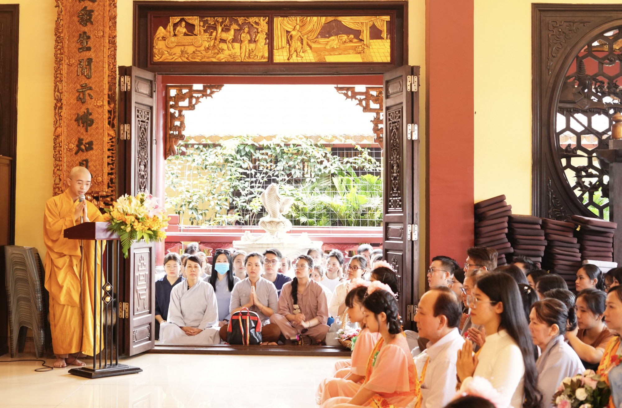Phật tử v&agrave; người d&acirc;n tham dự c&aacute;c hoạt động trong ng&agrave;y Lễ Vu lan